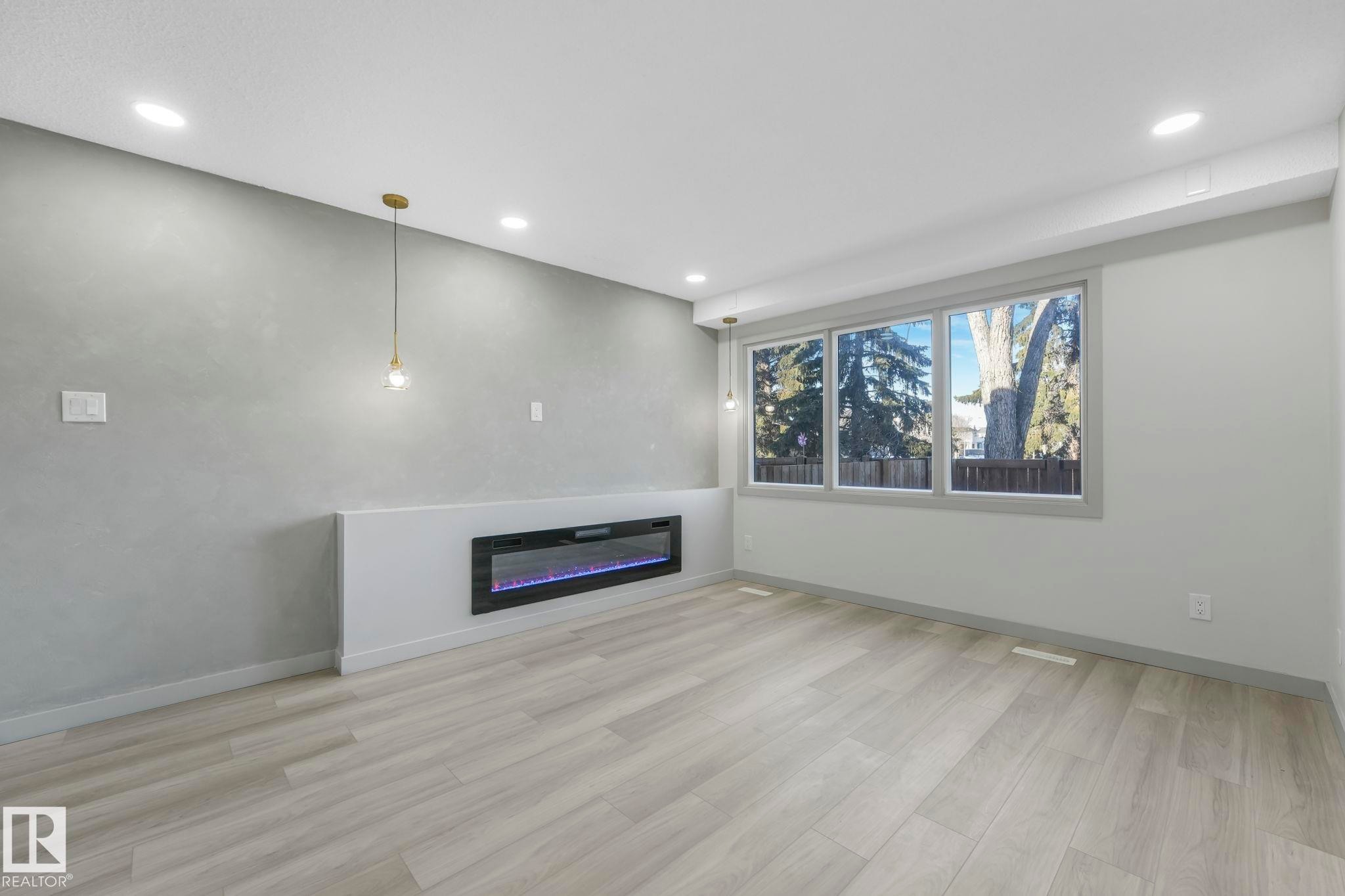 81 Willowdale Place, Edmonton, AB - Indoor With Fireplace