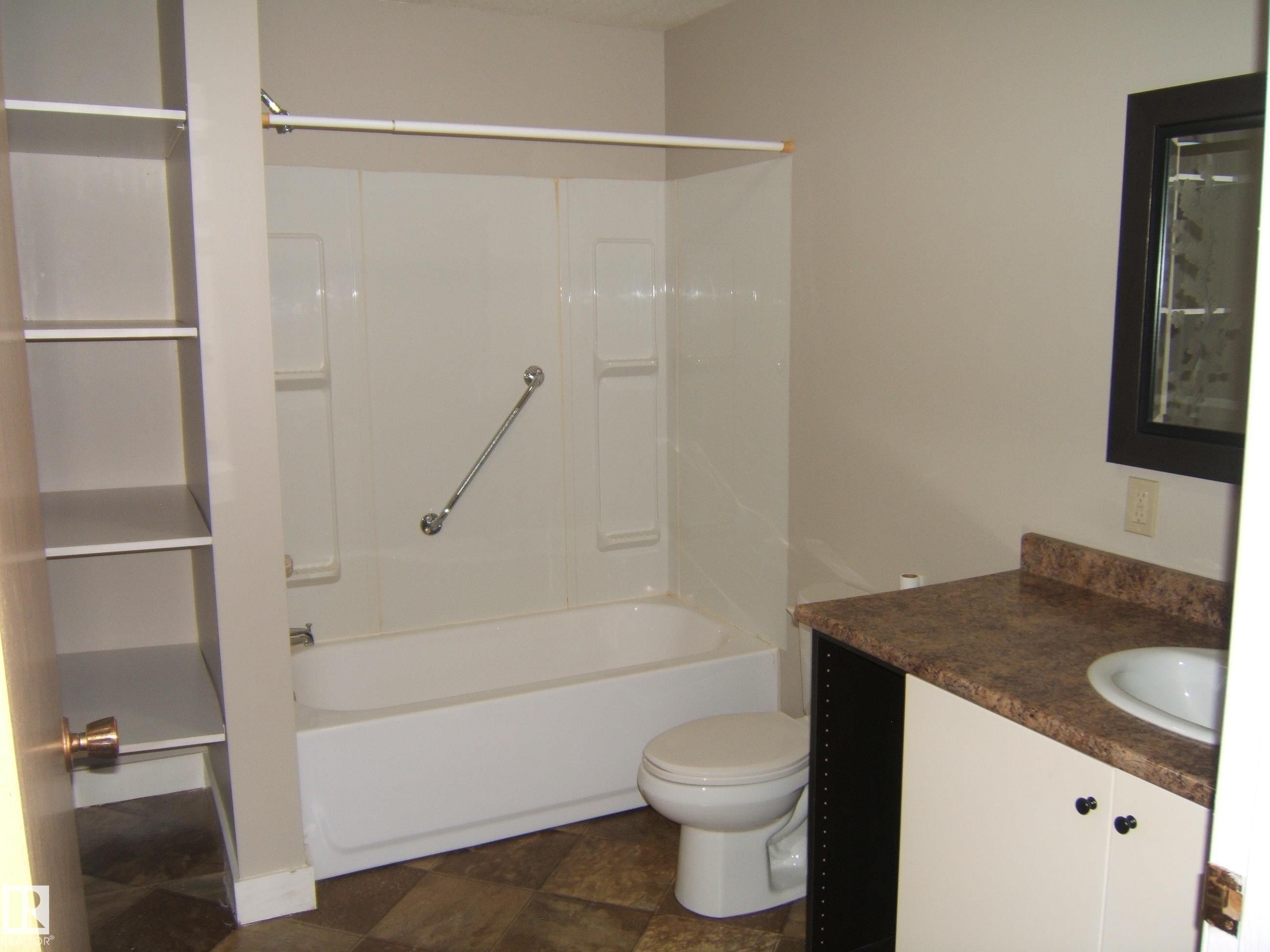 4901 47 Avenue, Myrnam, AB - Indoor Photo Showing Bathroom