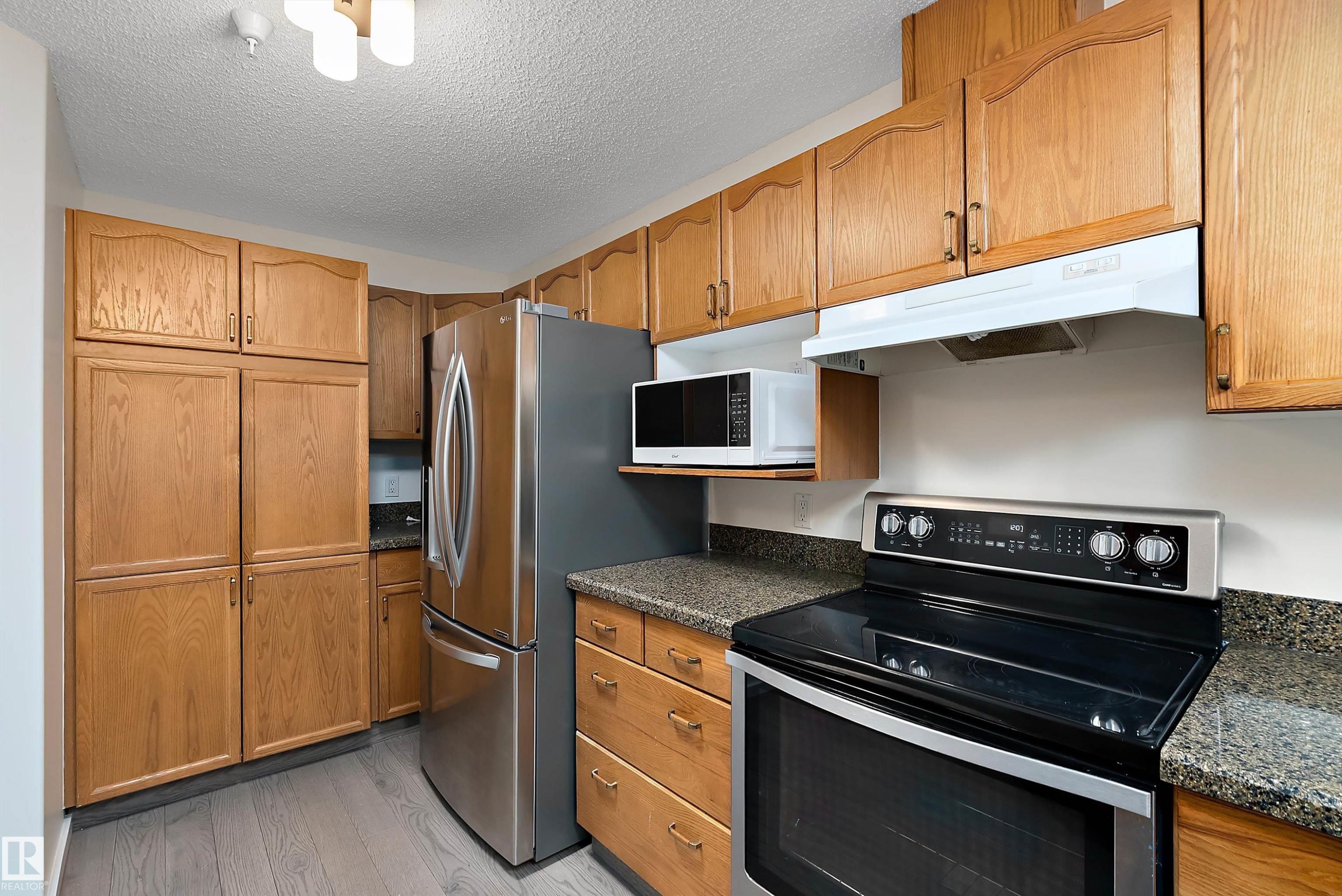 409 10221 111 Street, Edmonton, AB - Indoor Photo Showing Kitchen