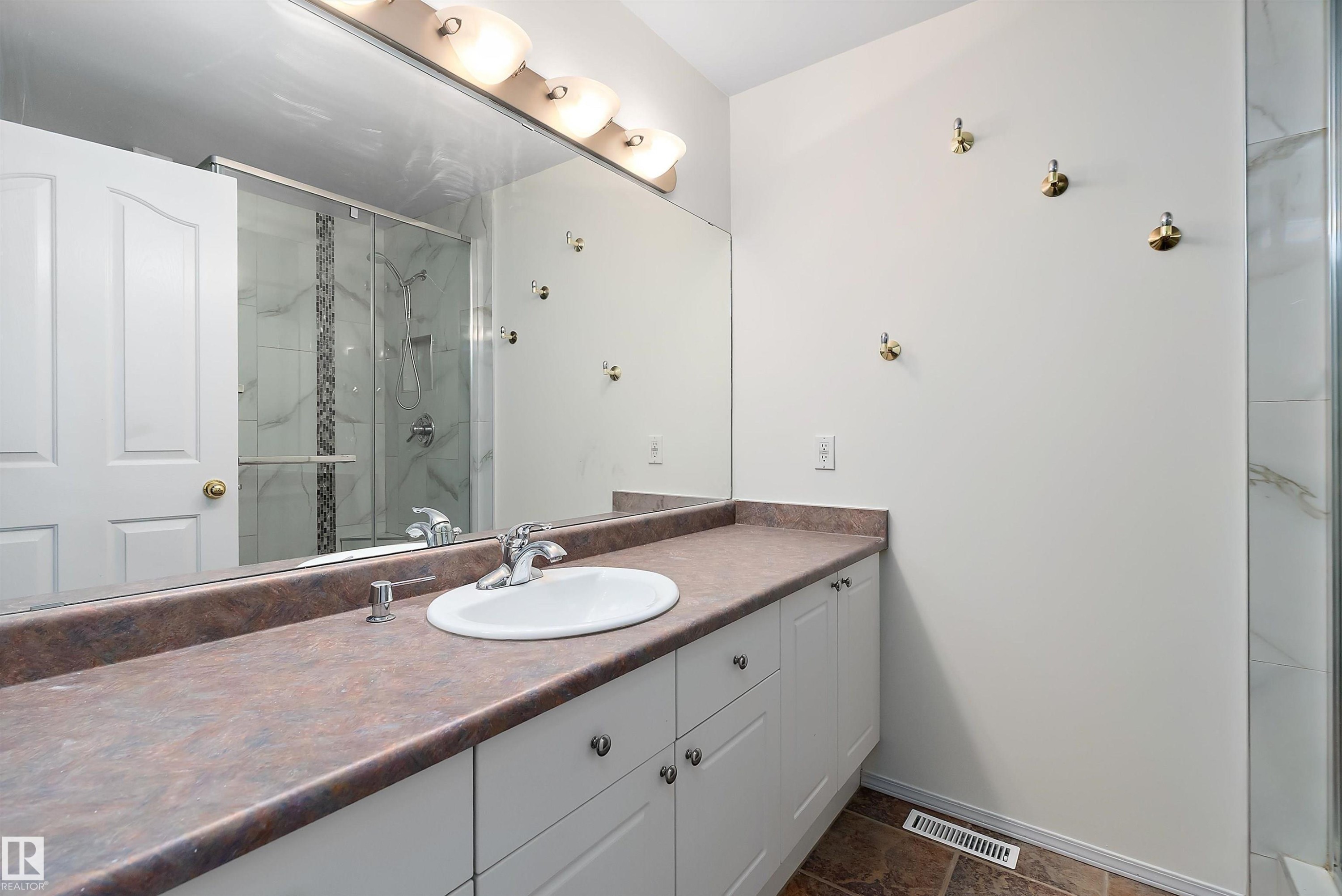 409 10221 111 Street, Edmonton, AB - Indoor Photo Showing Bathroom