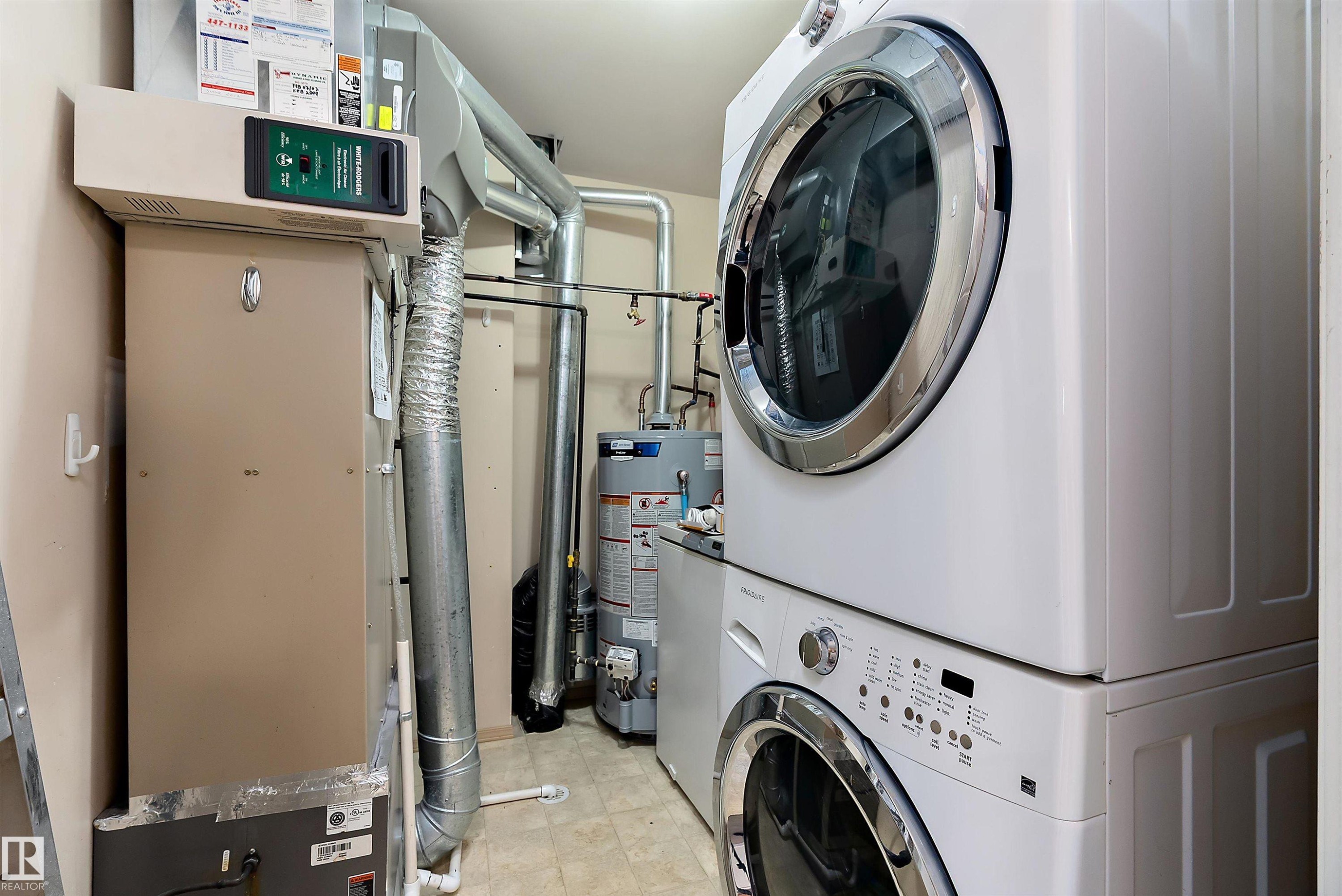 409 10221 111 Street, Edmonton, AB - Indoor Photo Showing Laundry Room