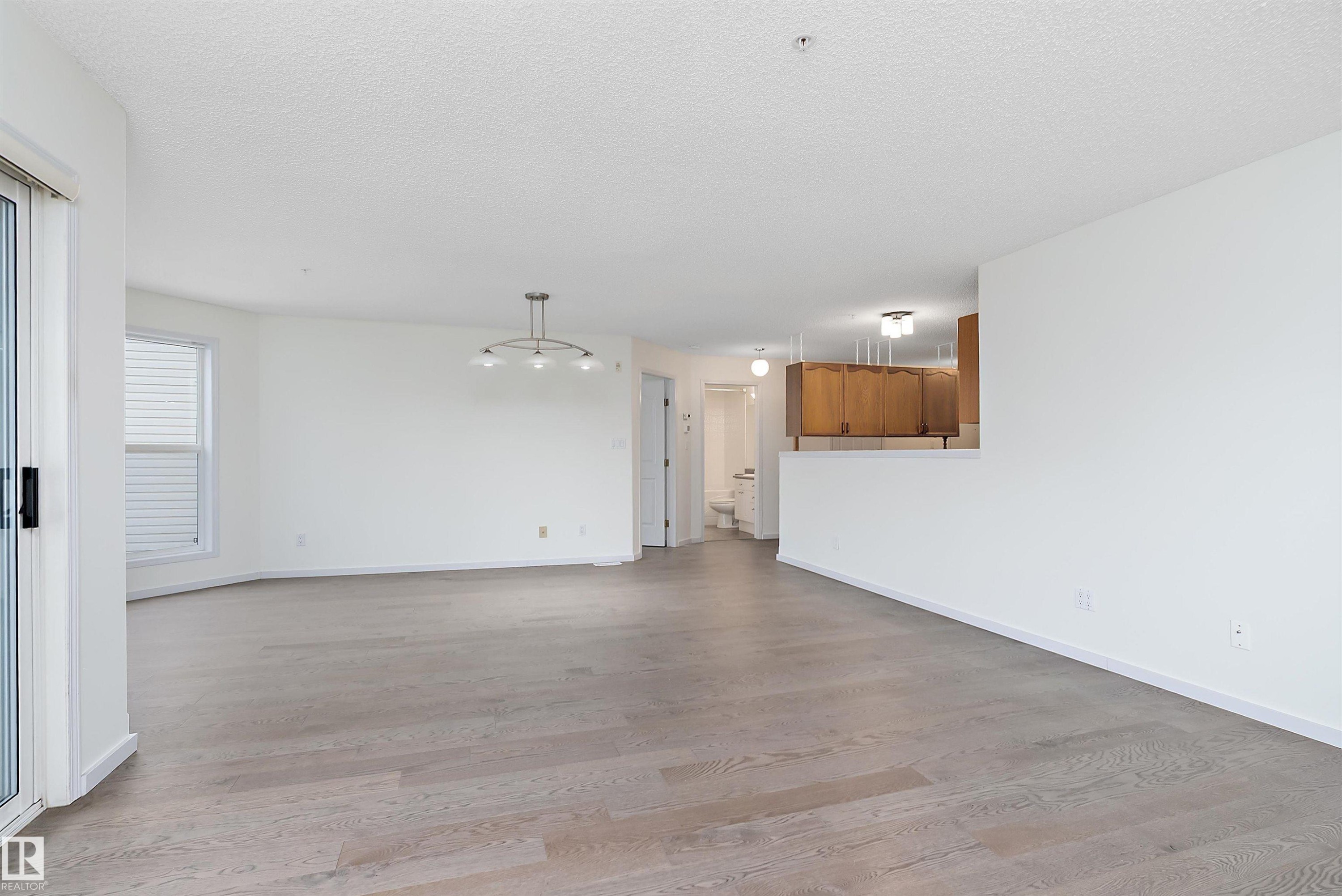 409 10221 111 Street, Edmonton, AB - Indoor