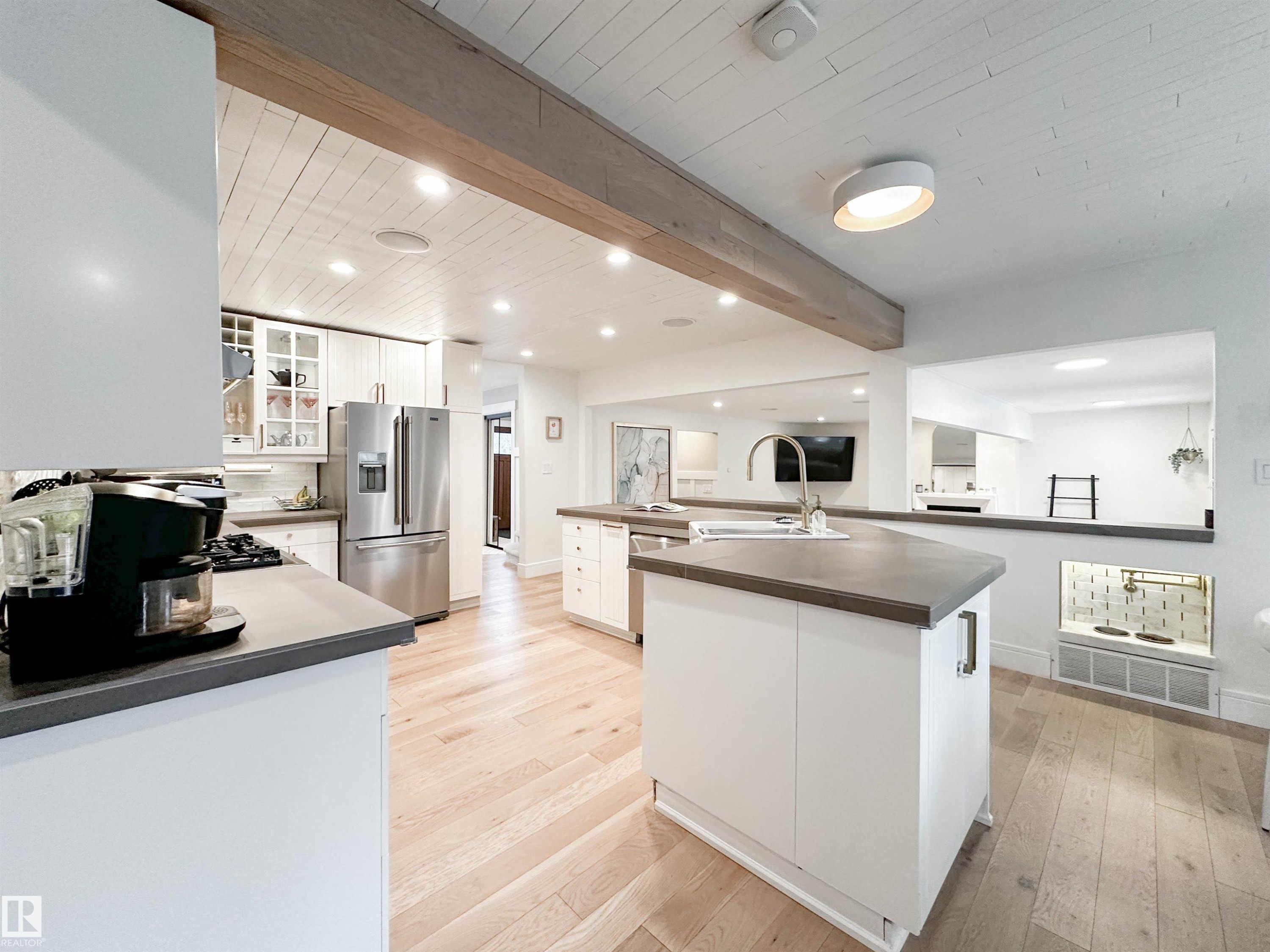 23 Flagstone Crescent, St. Albert, AB - Indoor Photo Showing Kitchen With Double Sink