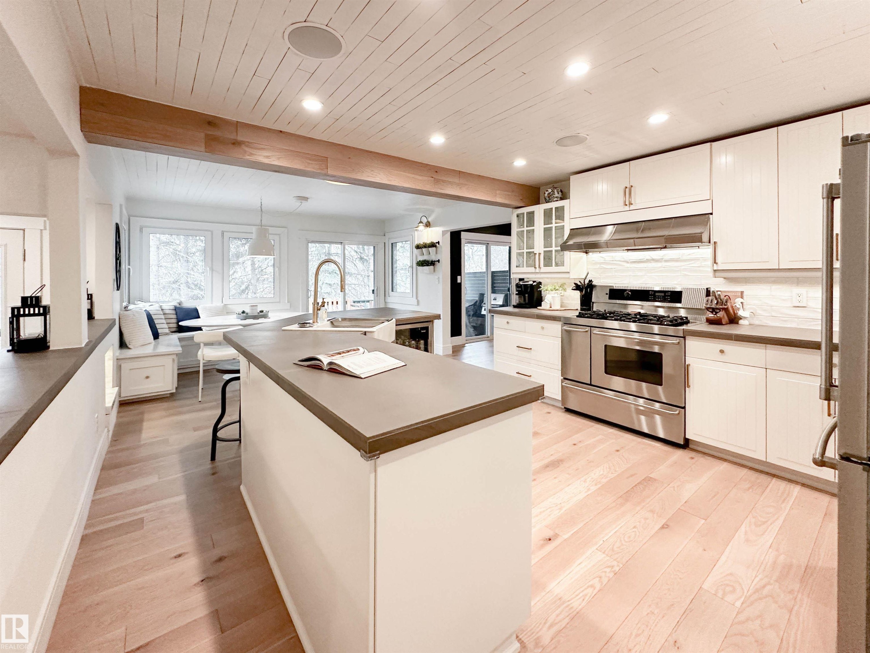 23 Flagstone Crescent, St. Albert, AB - Indoor Photo Showing Kitchen With Upgraded Kitchen