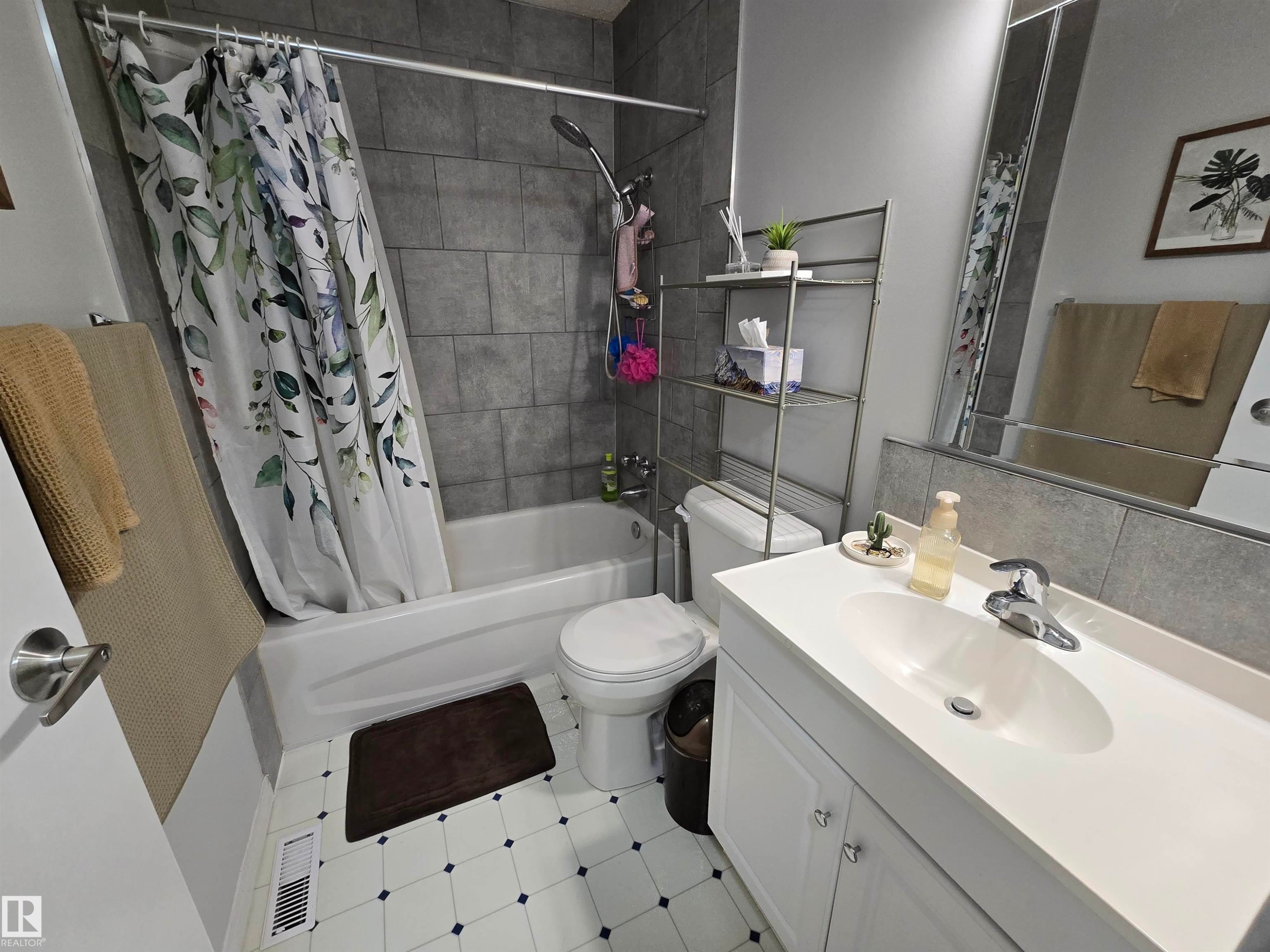 14612 117 Street Nw, Edmonton, AB - Indoor Photo Showing Bathroom