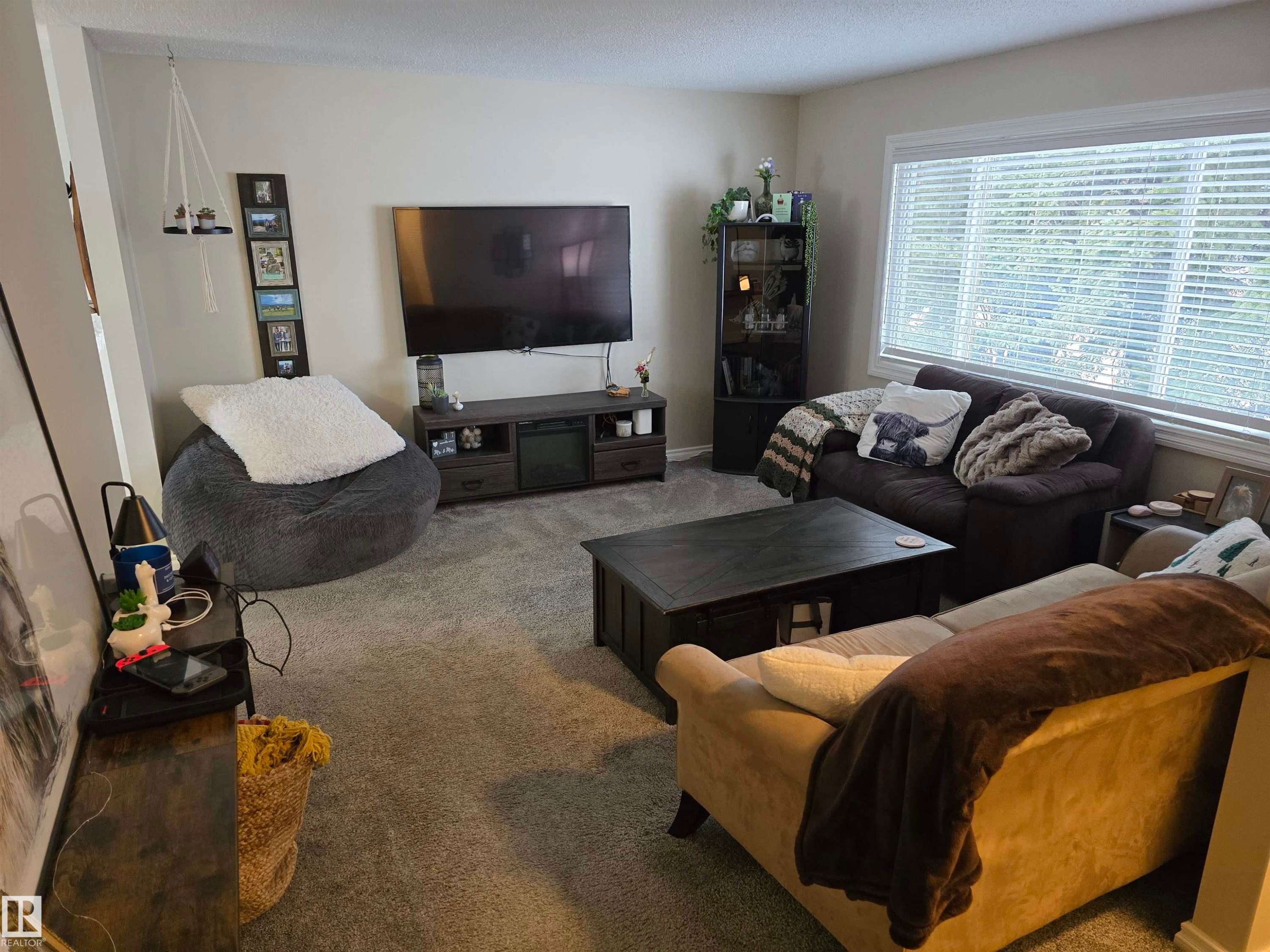14612 117 Street Nw, Edmonton, AB - Indoor Photo Showing Living Room