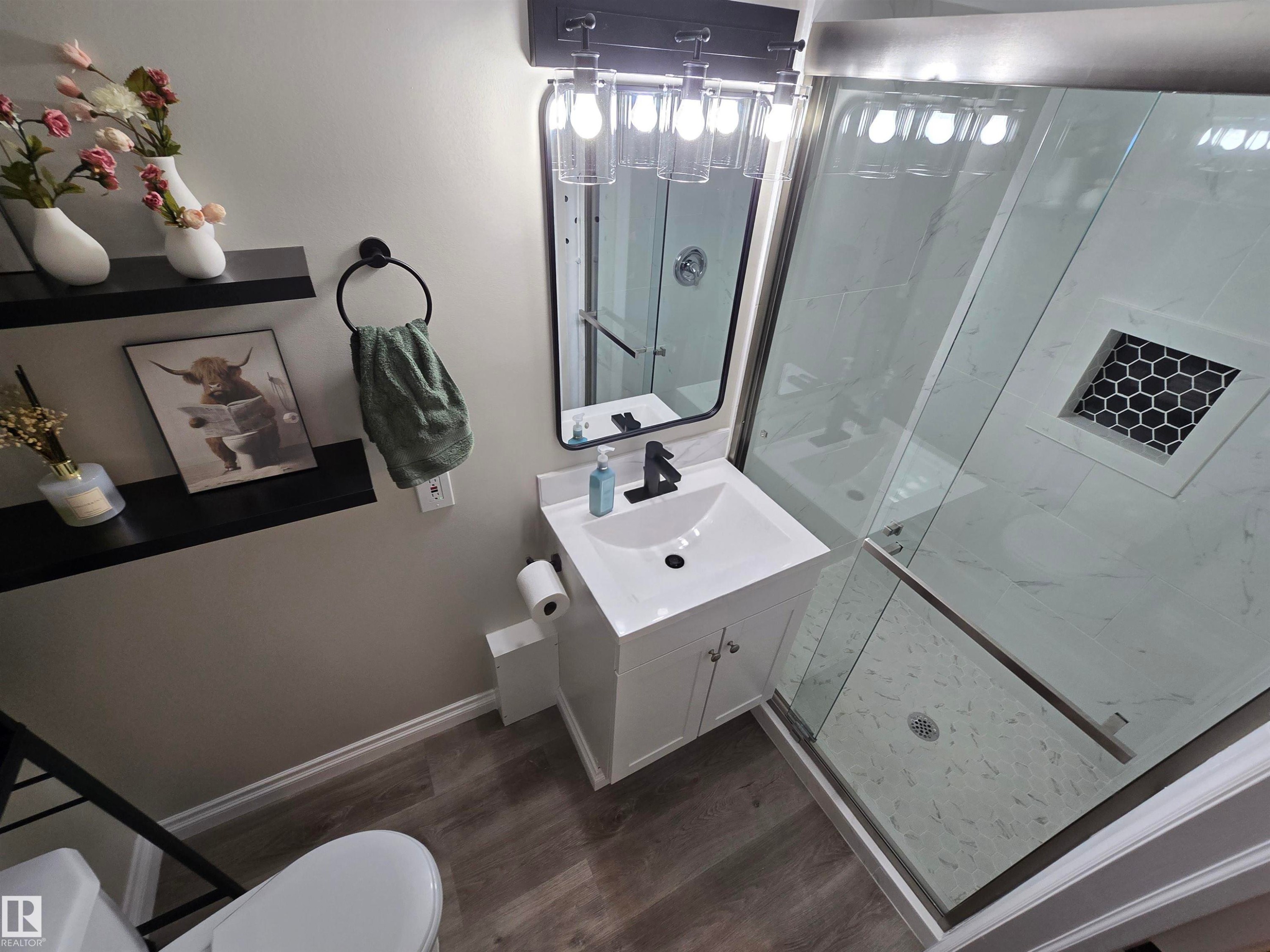 14612 117 Street Nw, Edmonton, AB - Indoor Photo Showing Bathroom