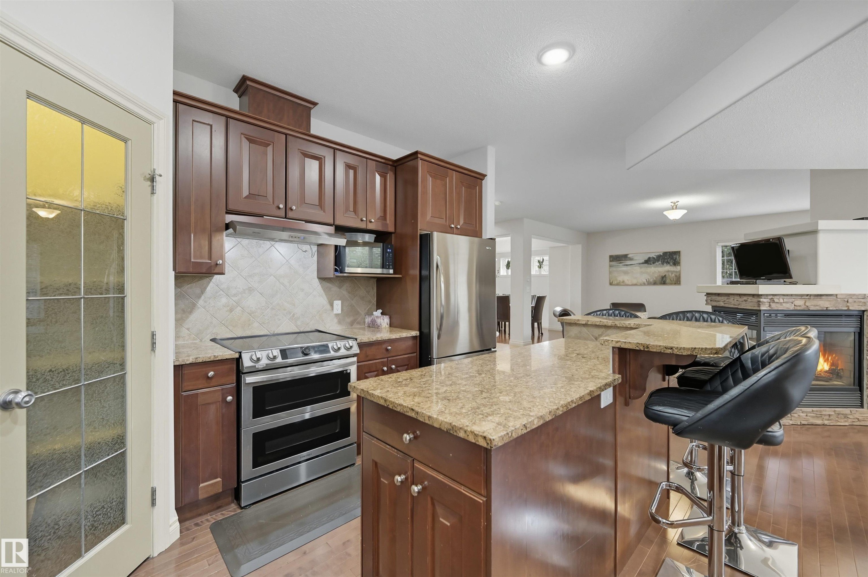 3411 Macneil Link, Edmonton, AB - Indoor Photo Showing Kitchen With Upgraded Kitchen
