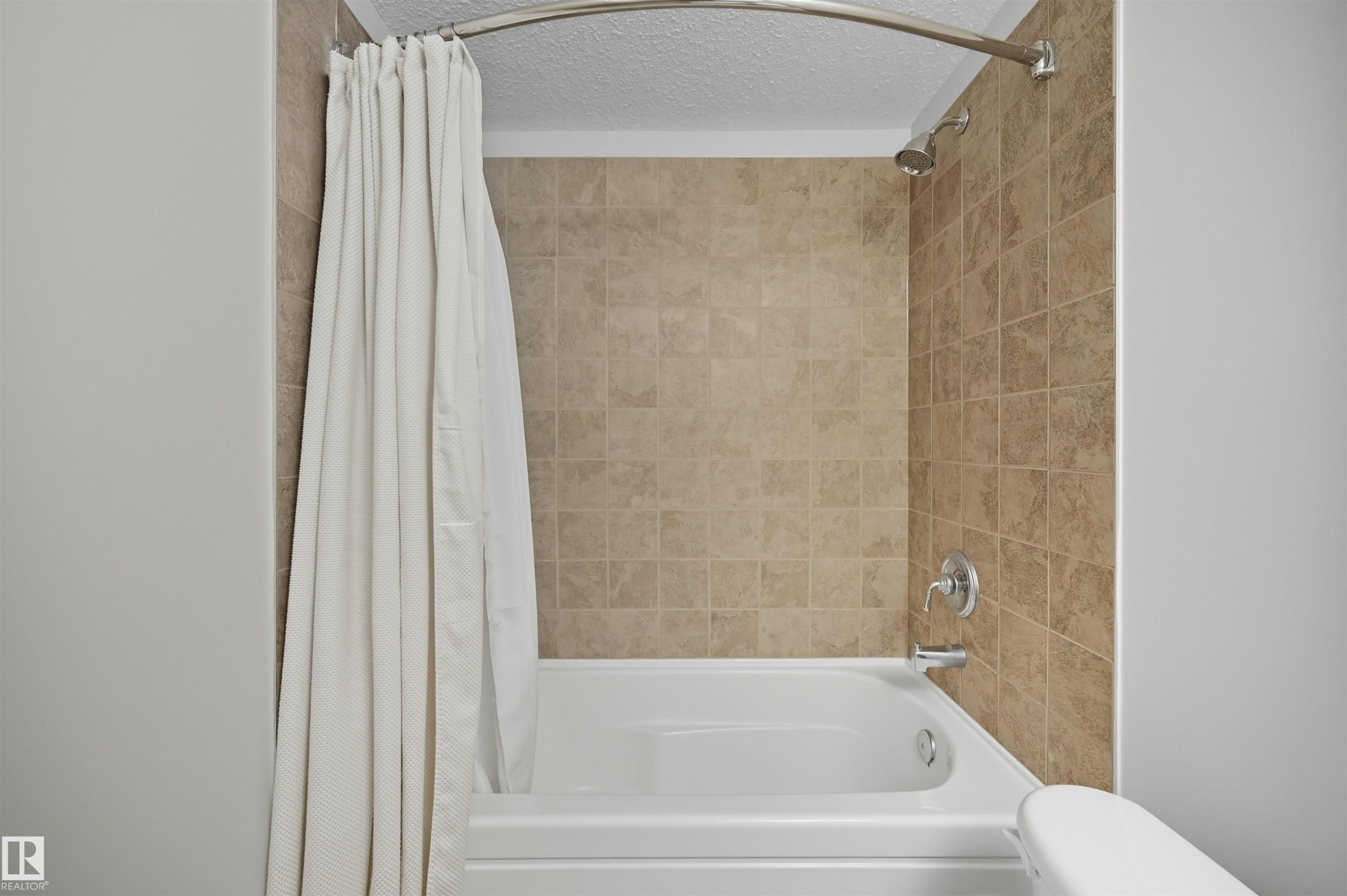 3411 Macneil Link, Edmonton, AB - Indoor Photo Showing Bathroom