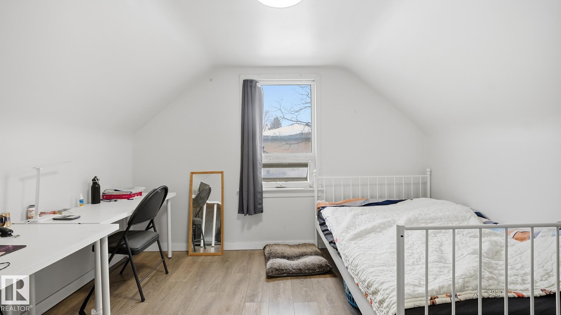 Bedroom featuring light wood finished floors and a desk - 11520 78 Avenue Nw, Edmonton, AB - Indoor Photo Showing Bedroom