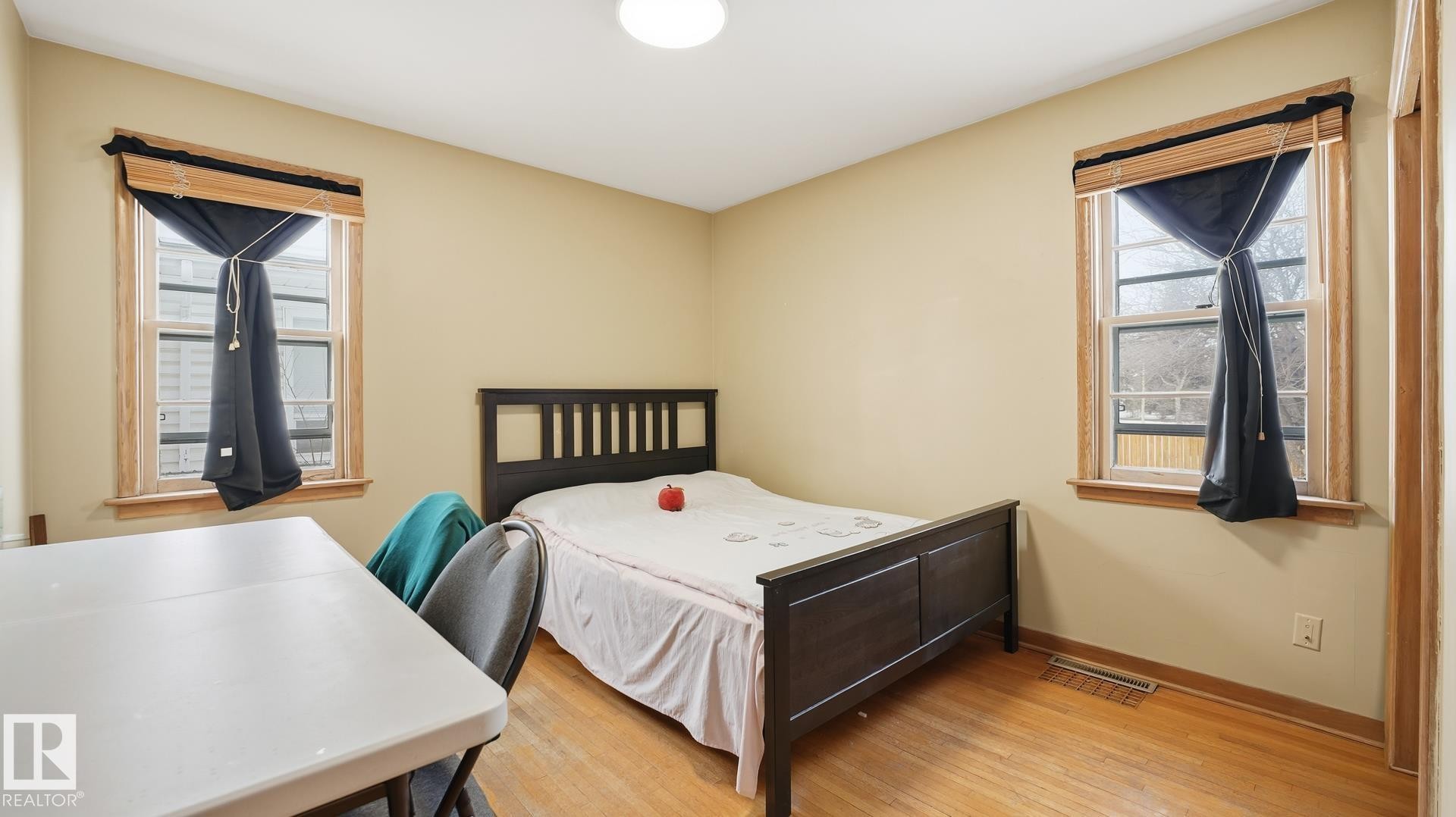 Bedroom featuring baseboards and light wood-style floors - 11520 78 Avenue Nw, Edmonton, AB - Indoor Photo Showing Bedroom