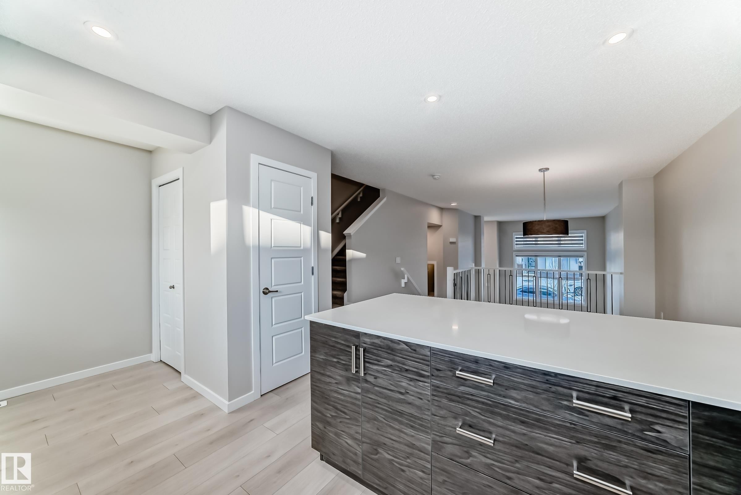 5025 Kinney Link Link, Edmonton, AB - Indoor