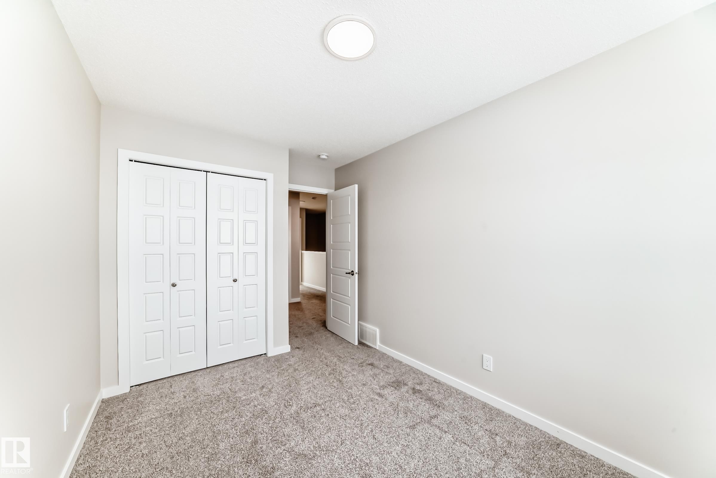 5025 Kinney Link Link, Edmonton, AB - Indoor