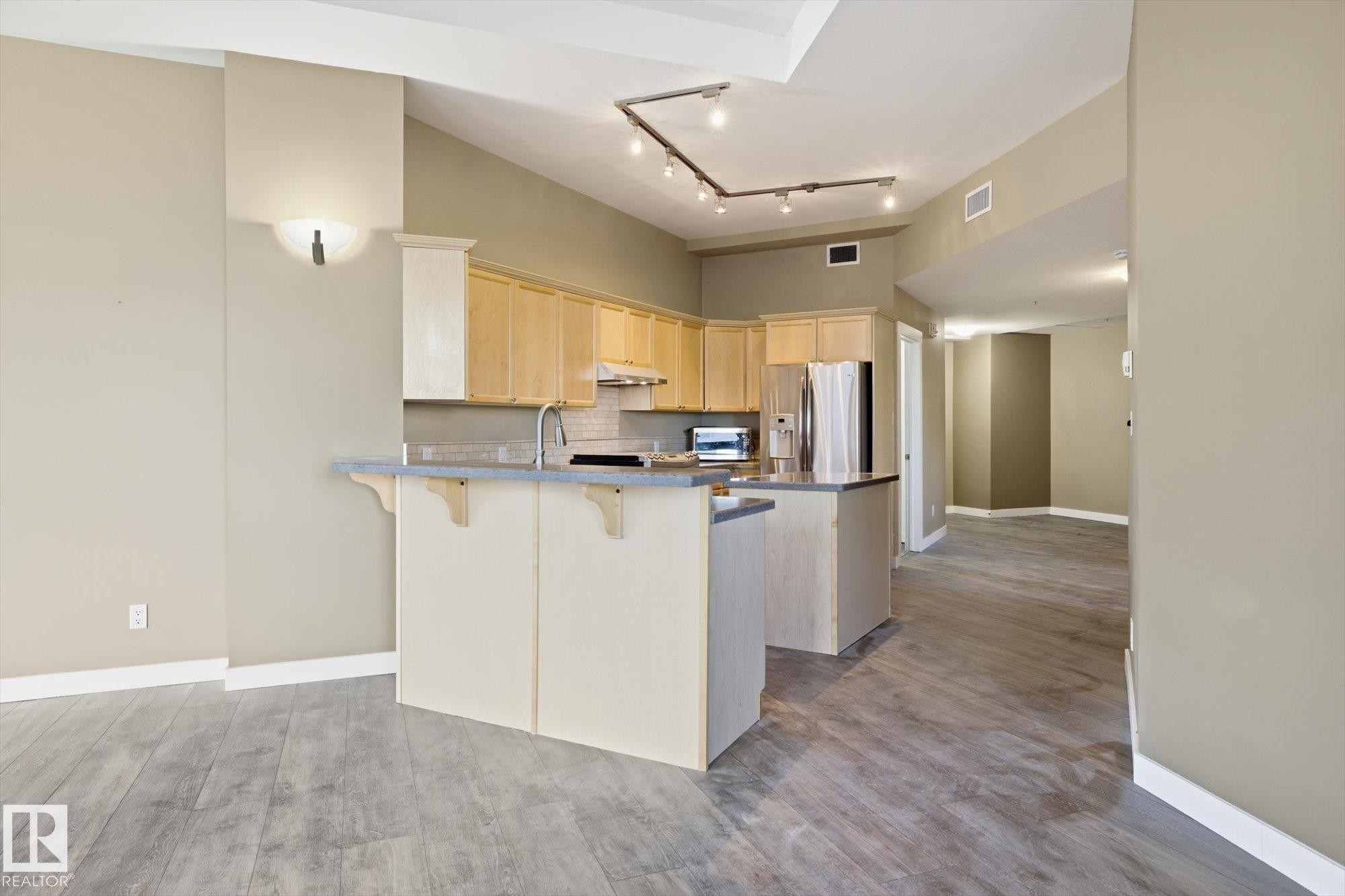 301 10106 105 Street, Edmonton, AB - Indoor Photo Showing Kitchen