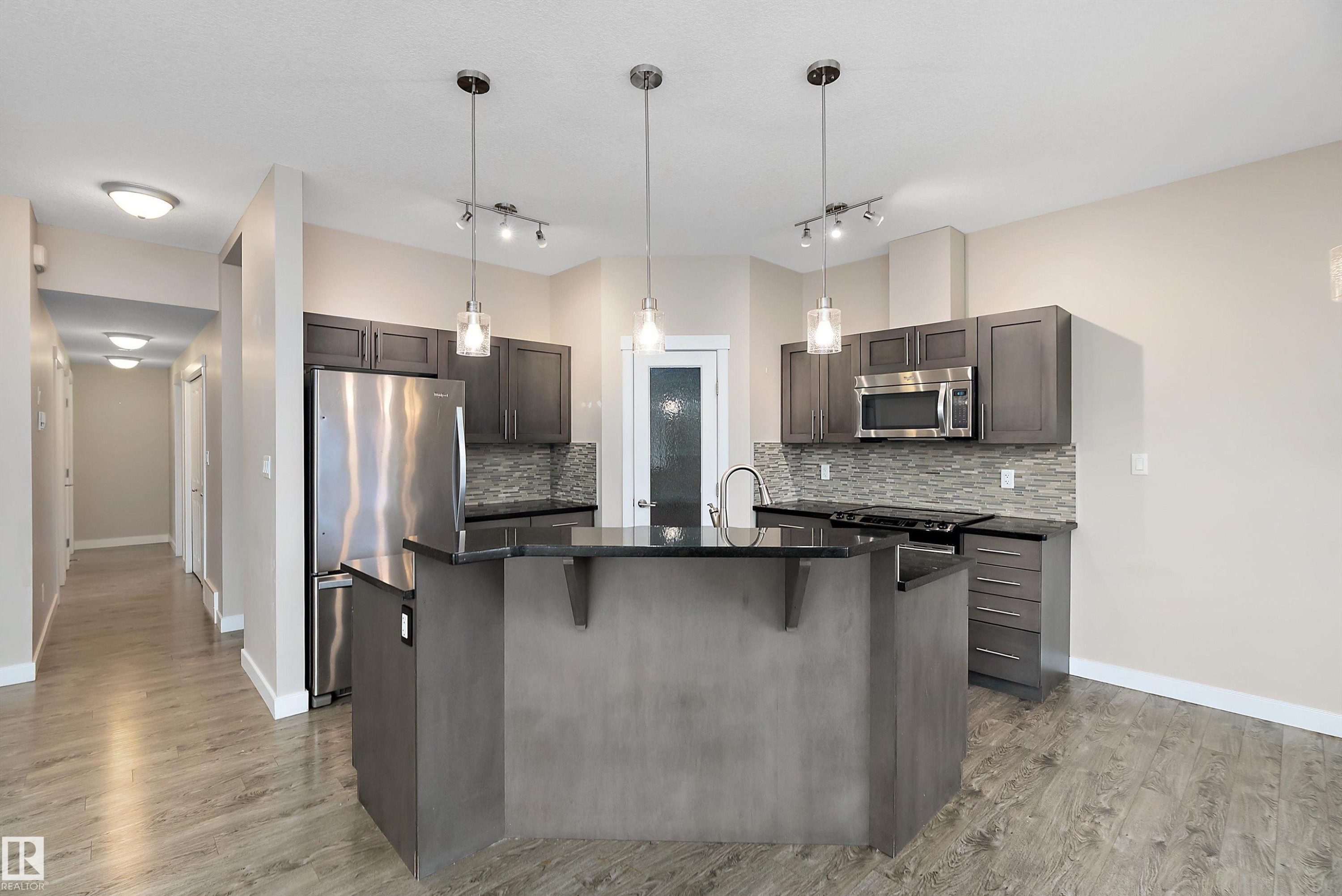 3403 Graybriar Green, Stony Plain, AB - Indoor Photo Showing Kitchen With Stainless Steel Kitchen With Upgraded Kitchen