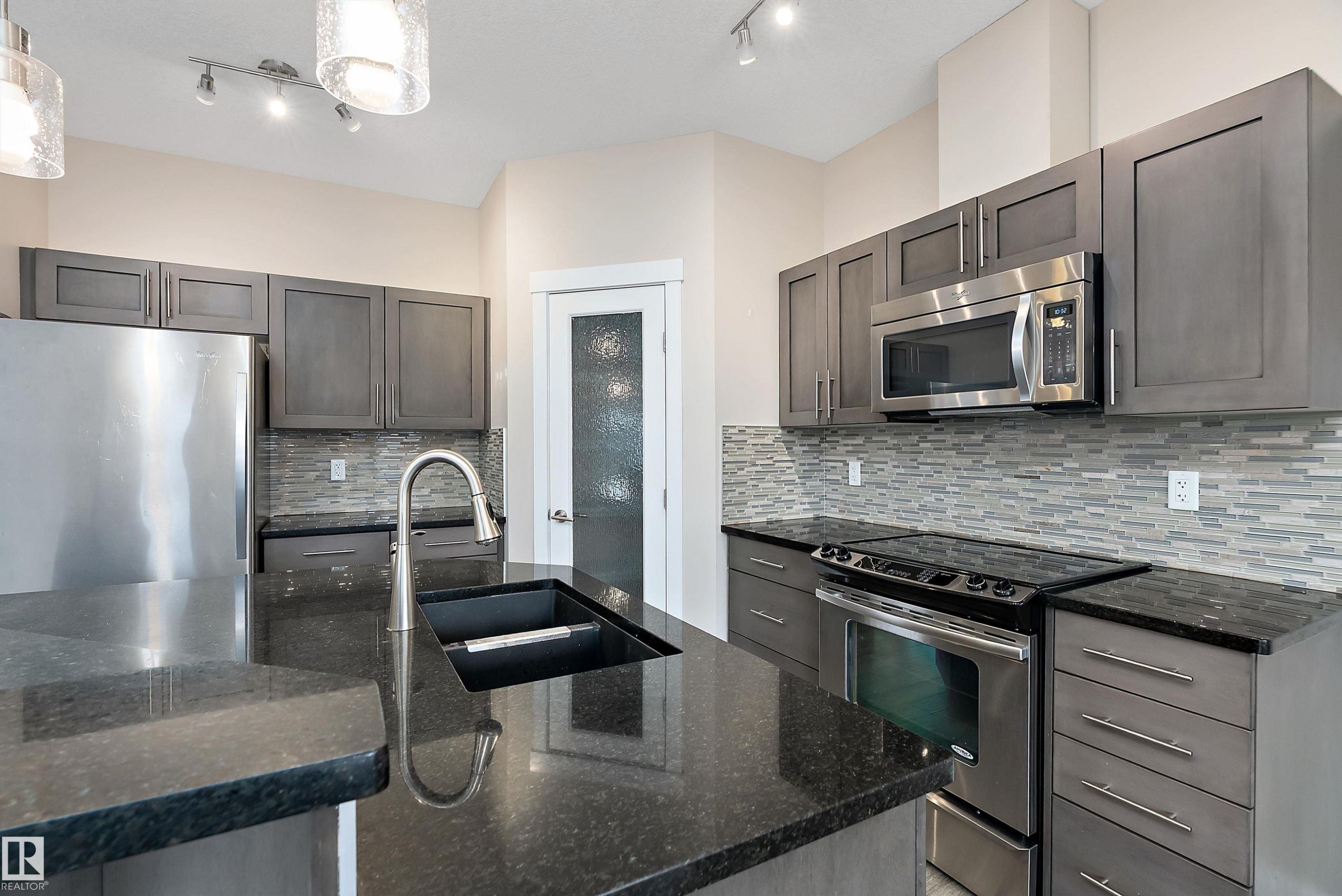 3403 Graybriar Green, Stony Plain, AB - Indoor Photo Showing Kitchen With Stainless Steel Kitchen With Double Sink With Upgraded Kitchen