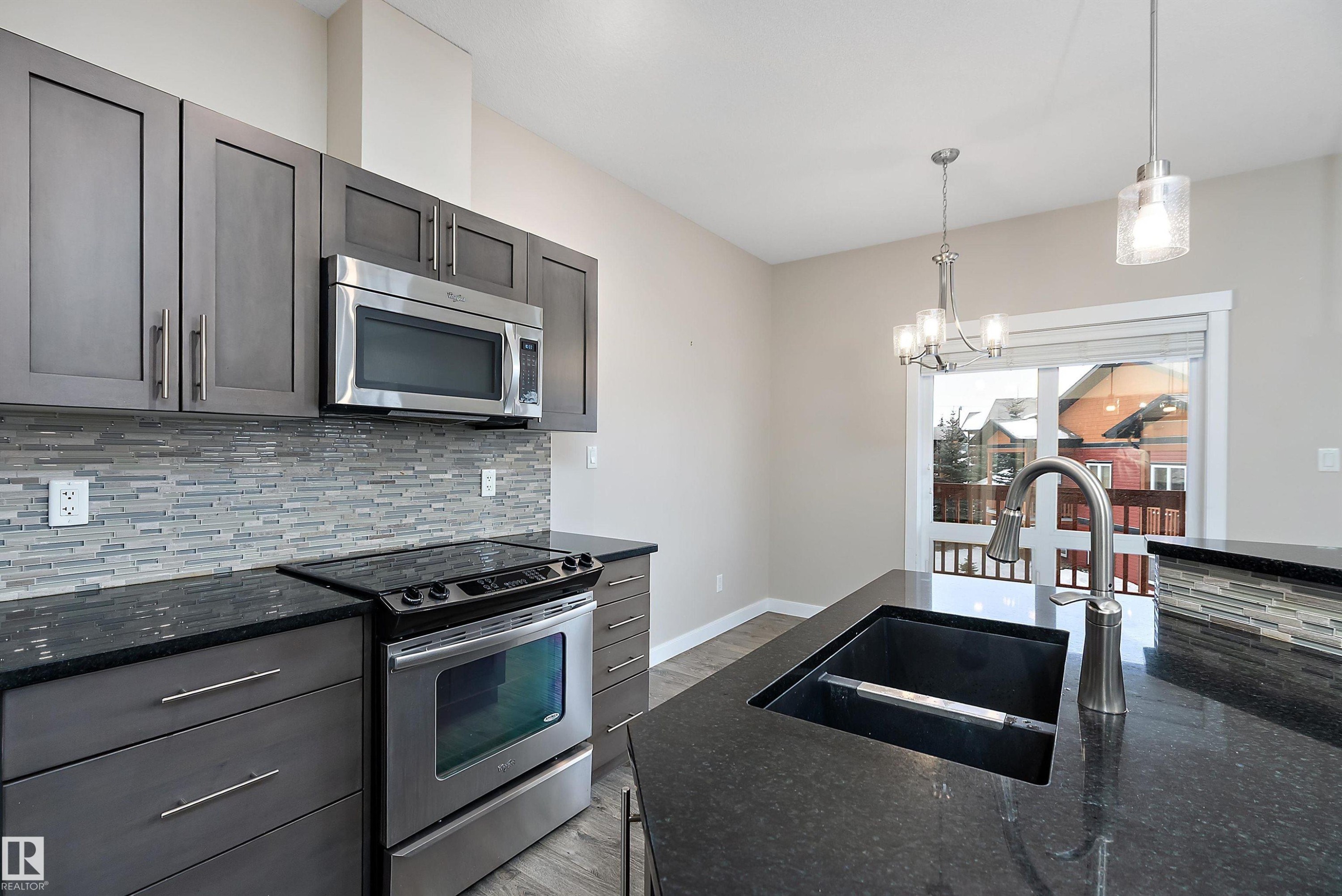 3403 Graybriar Green, Stony Plain, AB - Indoor Photo Showing Kitchen With Stainless Steel Kitchen With Double Sink With Upgraded Kitchen