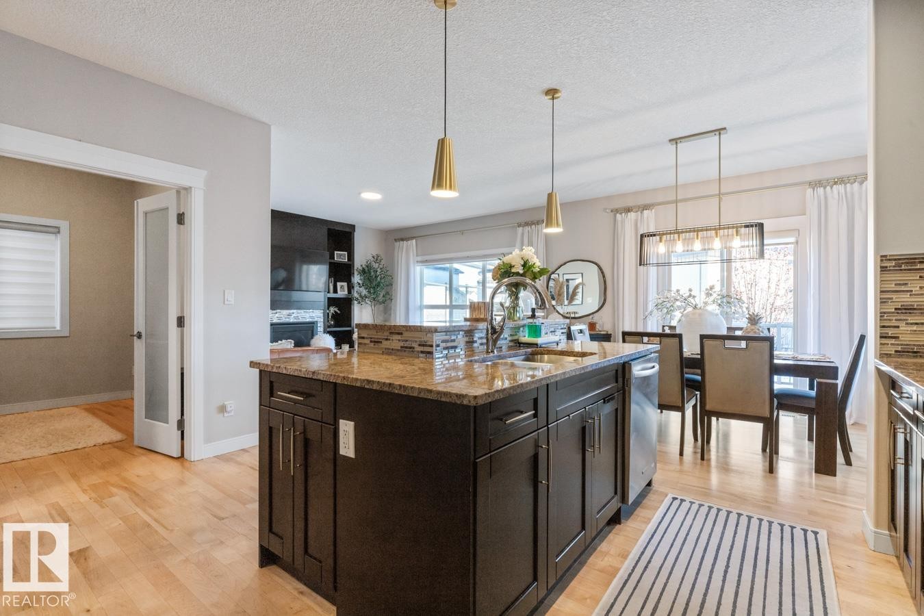 3693 Claxton Place, Edmonton, AB - Indoor Photo Showing Kitchen With Upgraded Kitchen