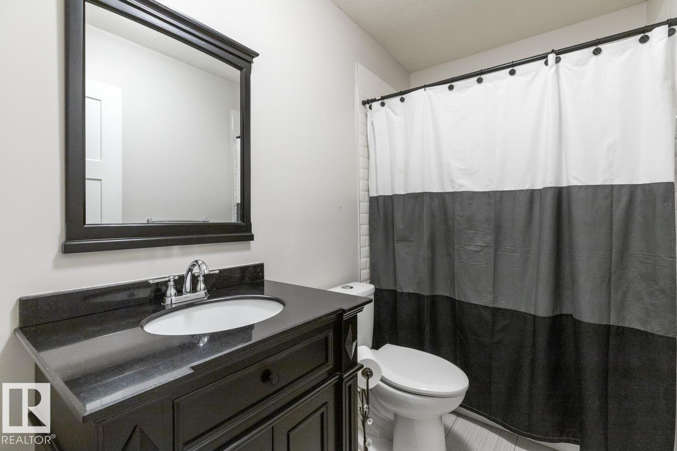 3693 Claxton Place, Edmonton, AB - Indoor Photo Showing Bathroom