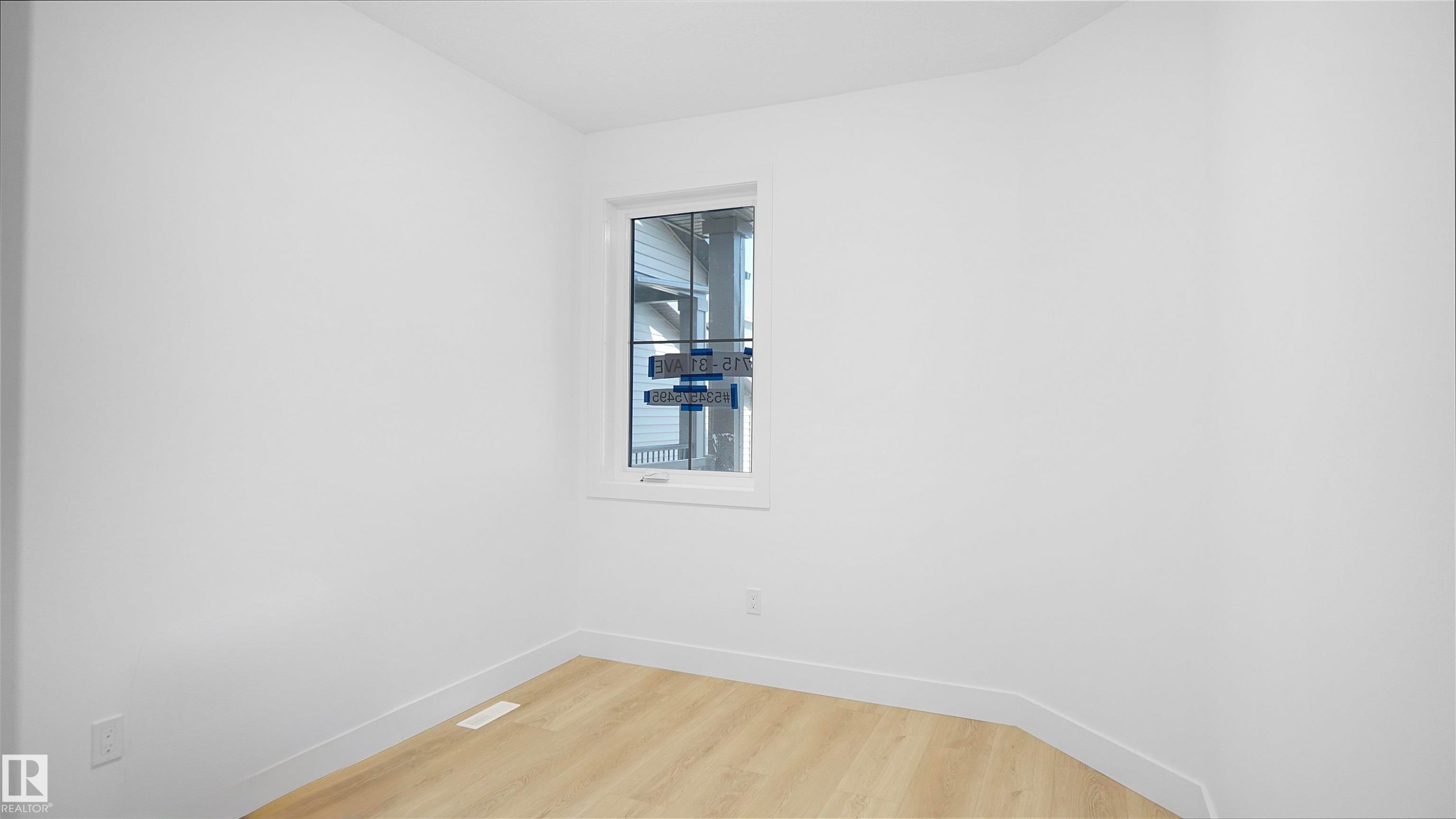 Empty room with light wood-type flooring and baseboards - 711 31 Avenue, Edmonton, AB - Indoor Photo Showing Other Room