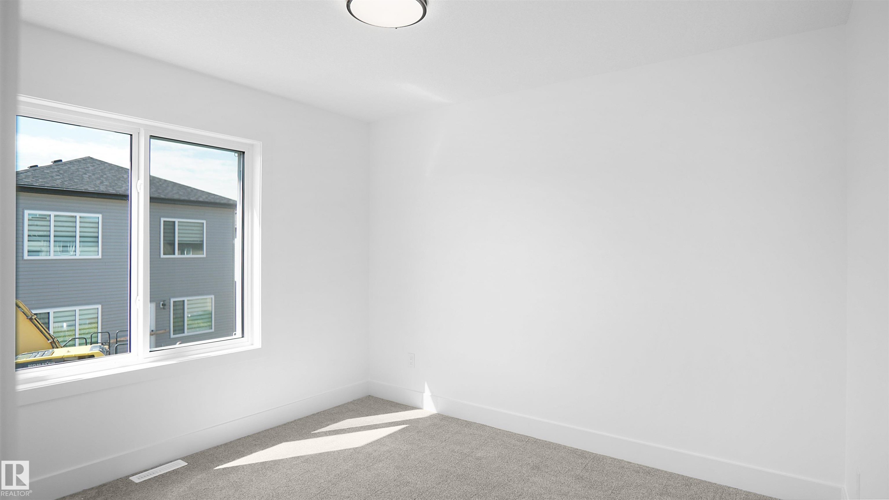 Carpeted spare room featuring baseboards - 711 31 Avenue, Edmonton, AB - Indoor Photo Showing Other Room