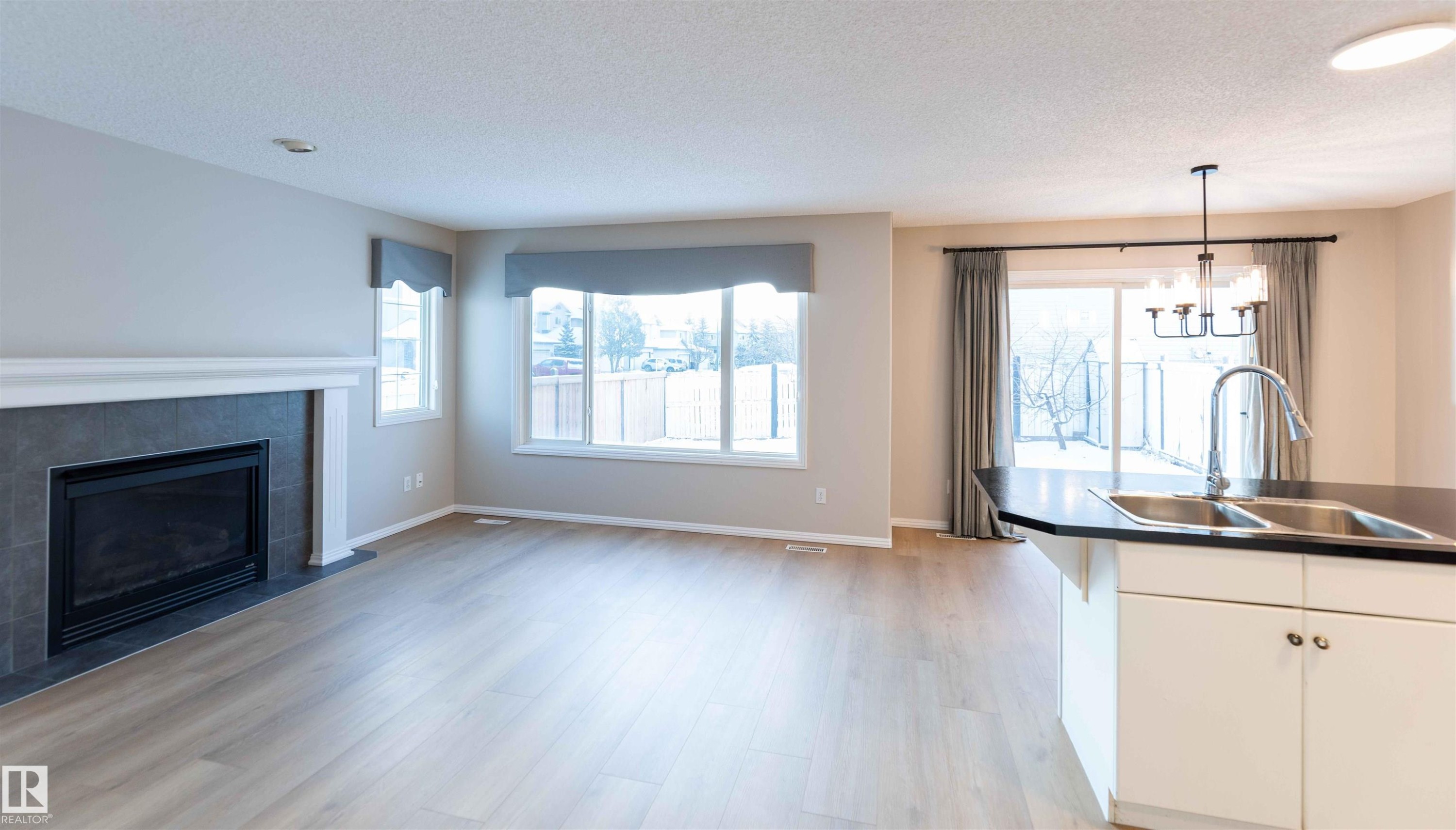 11211 11 Ave, Edmonton, AB - Indoor With Fireplace