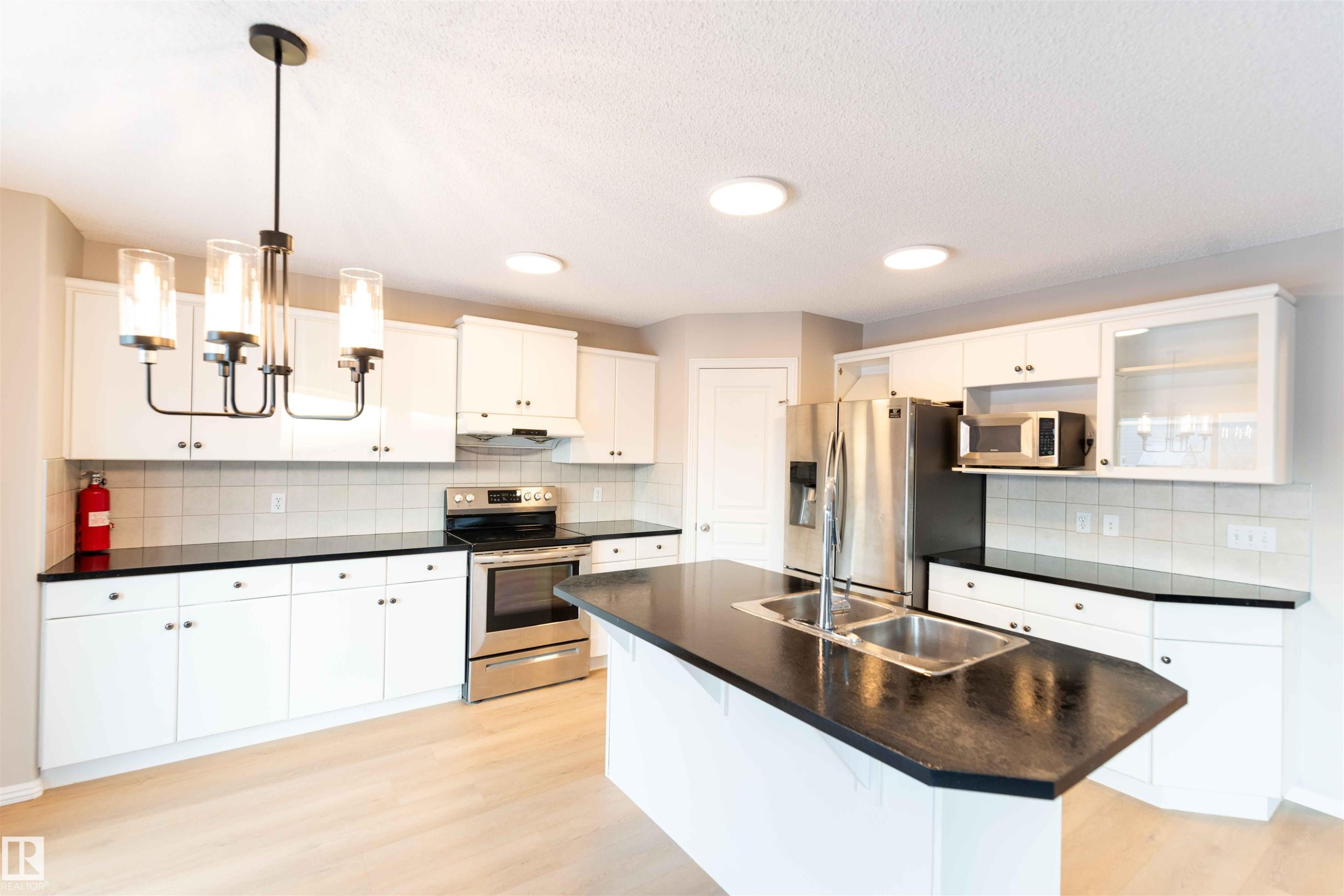 11211 11 Ave, Edmonton, AB - Indoor Photo Showing Kitchen With Double Sink