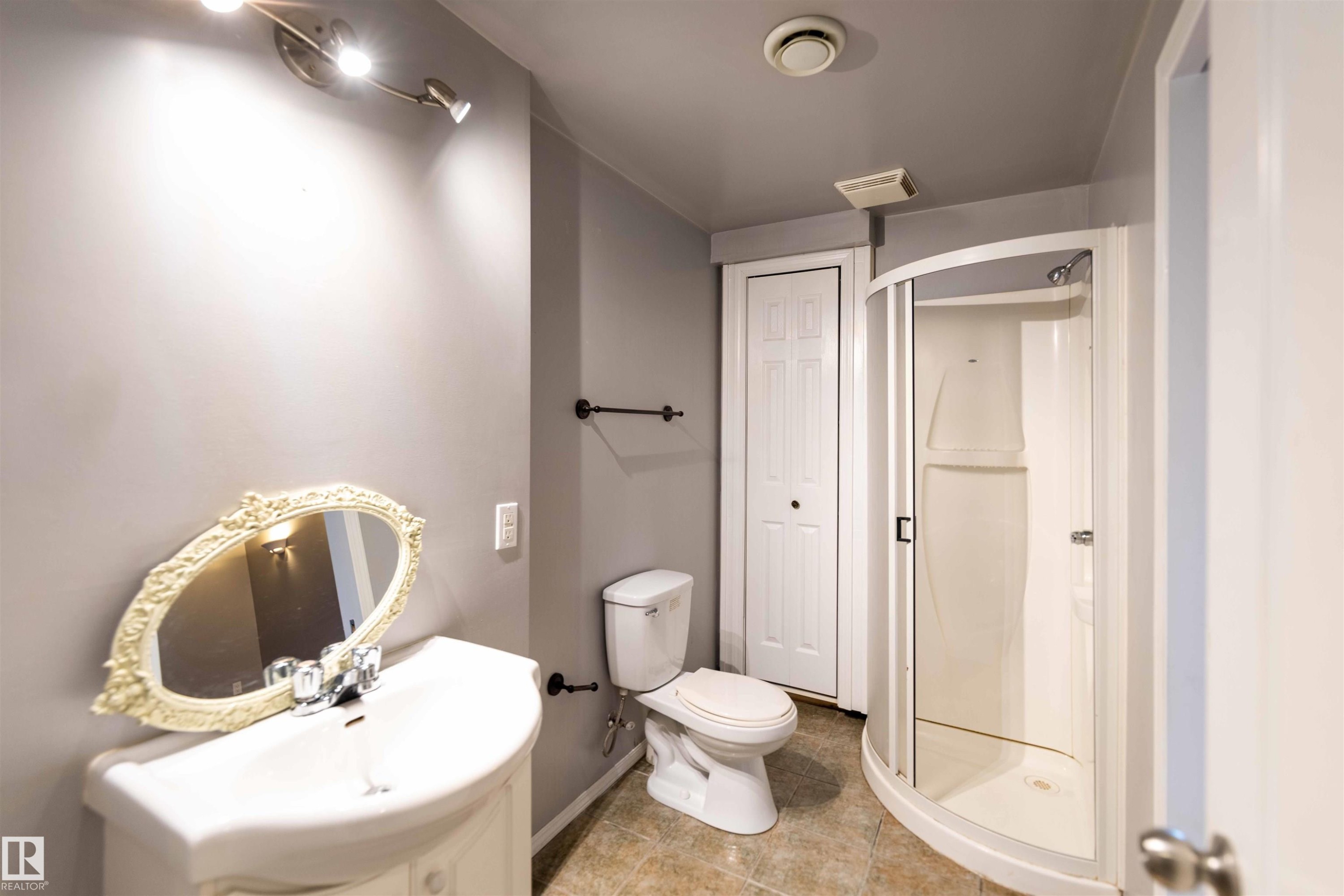 11211 11 Ave, Edmonton, AB - Indoor Photo Showing Bathroom