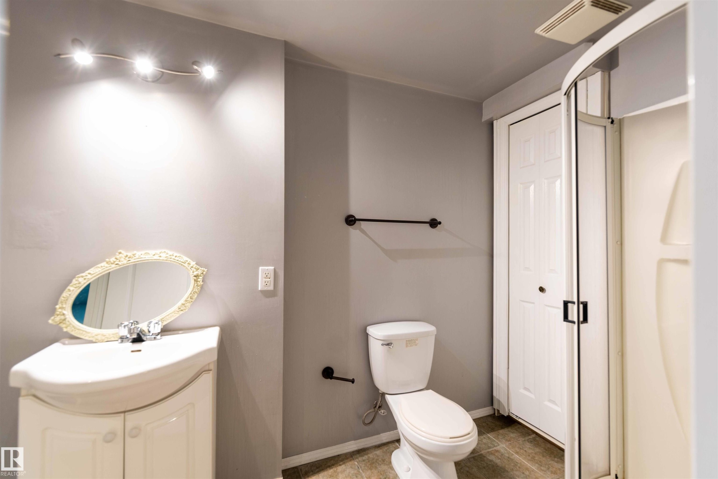 11211 11 Ave, Edmonton, AB - Indoor Photo Showing Bathroom