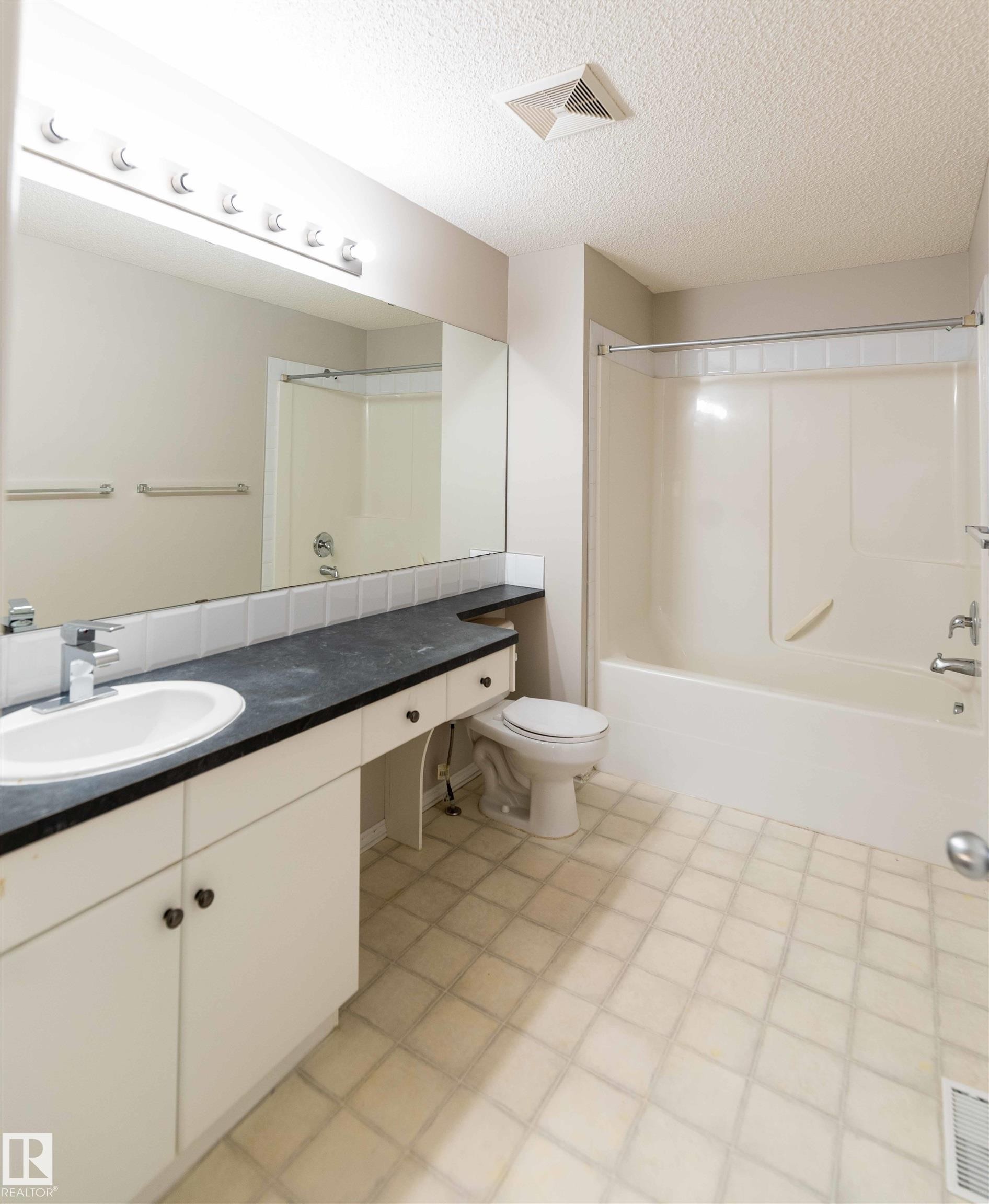 11211 11 Ave, Edmonton, AB - Indoor Photo Showing Bathroom