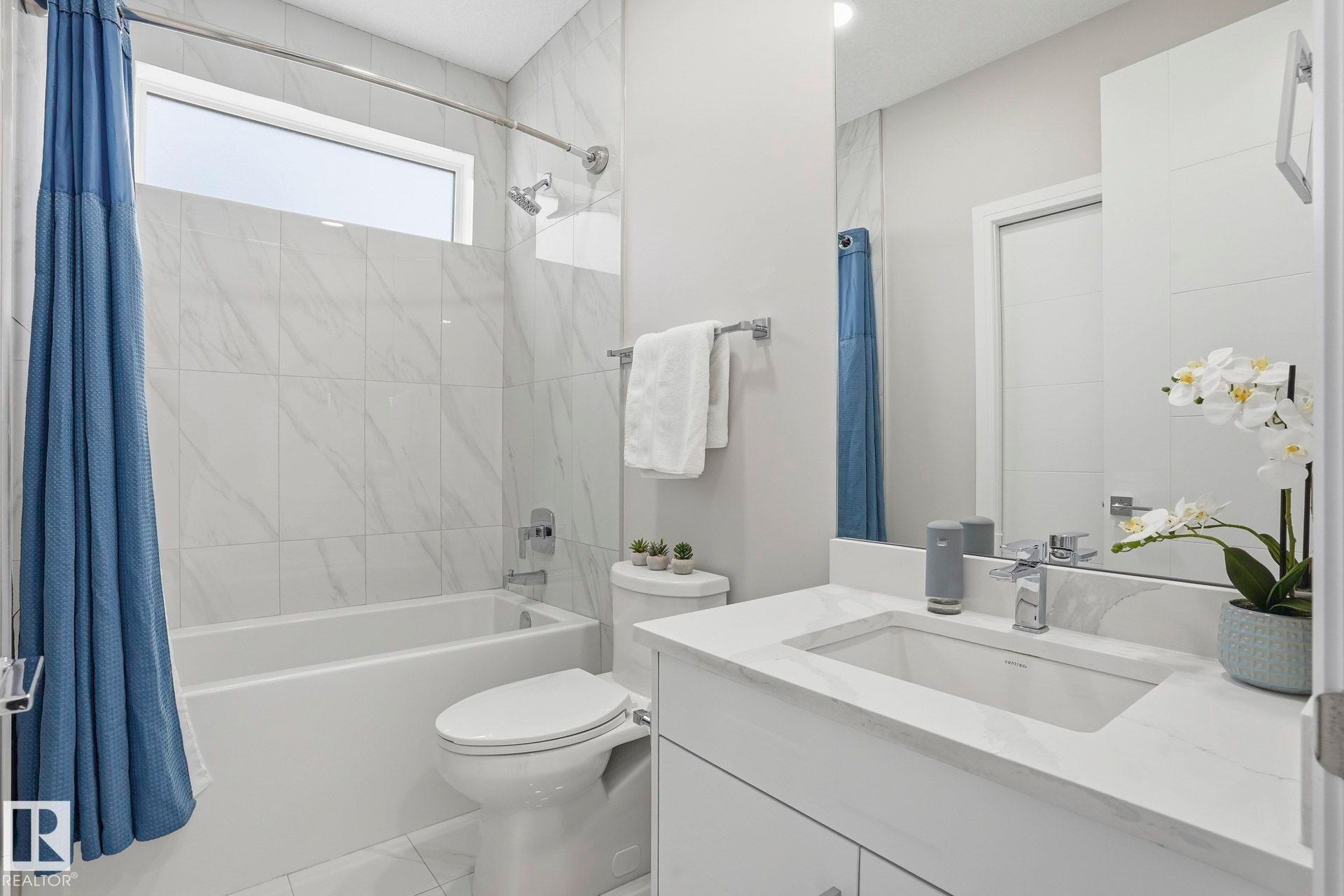10633 64 Avenue, Edmonton, AB - Indoor Photo Showing Bathroom
