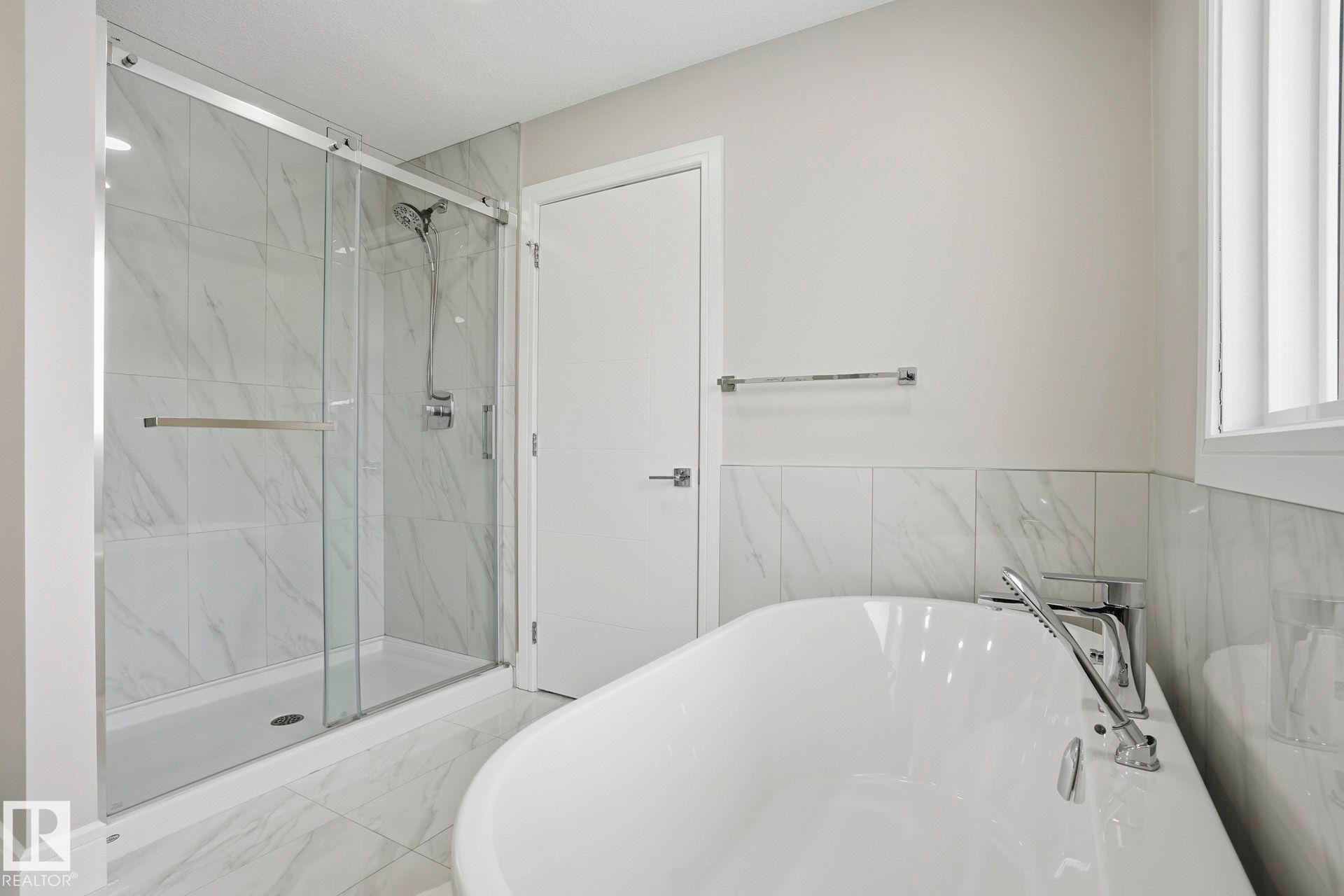 10633 64 Avenue, Edmonton, AB - Indoor Photo Showing Bathroom