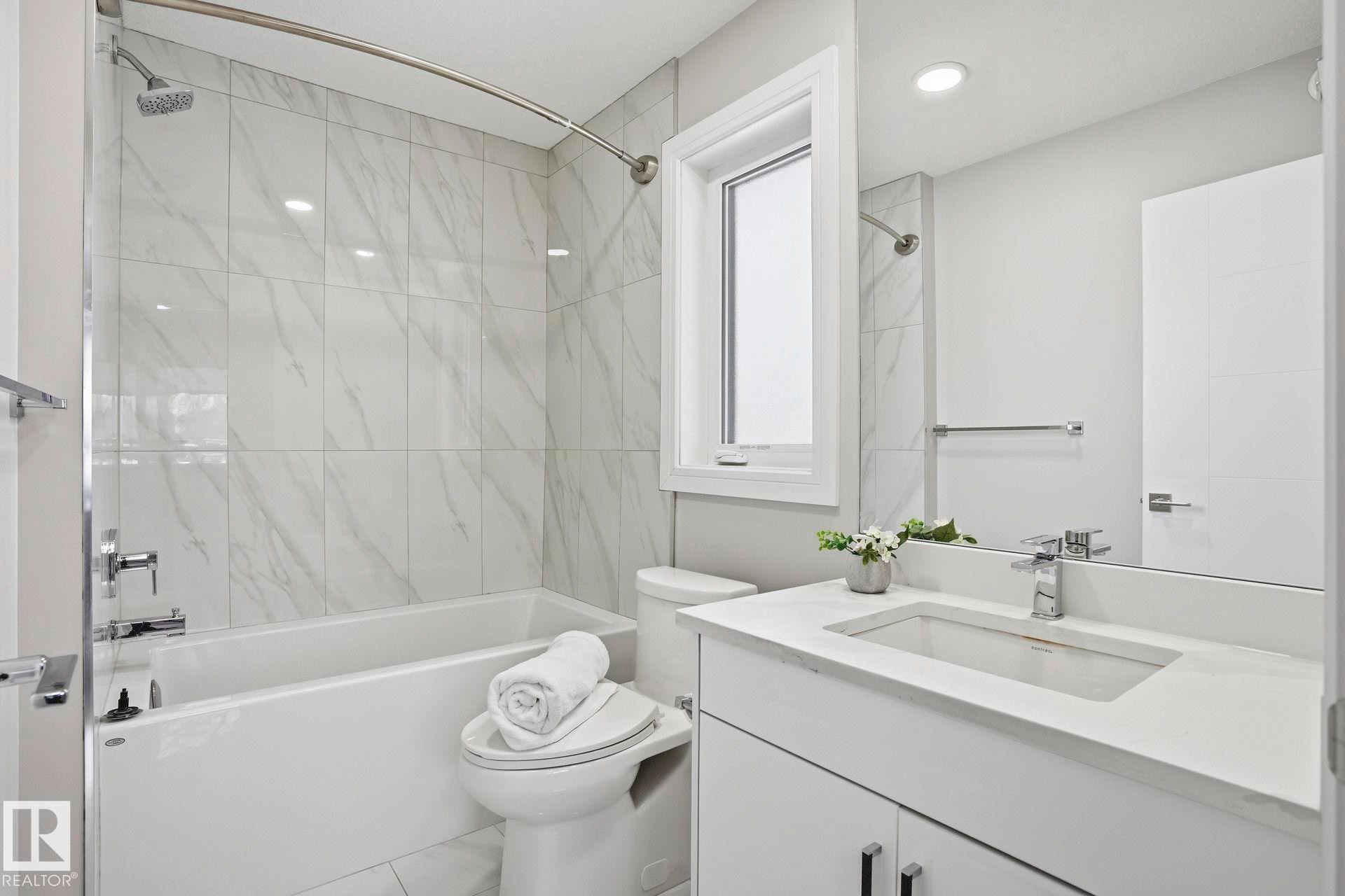 10633 64 Avenue, Edmonton, AB - Indoor Photo Showing Bathroom