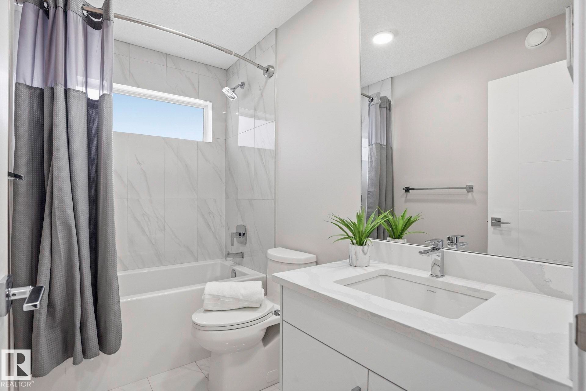 10633 64 Avenue, Edmonton, AB - Indoor Photo Showing Bathroom
