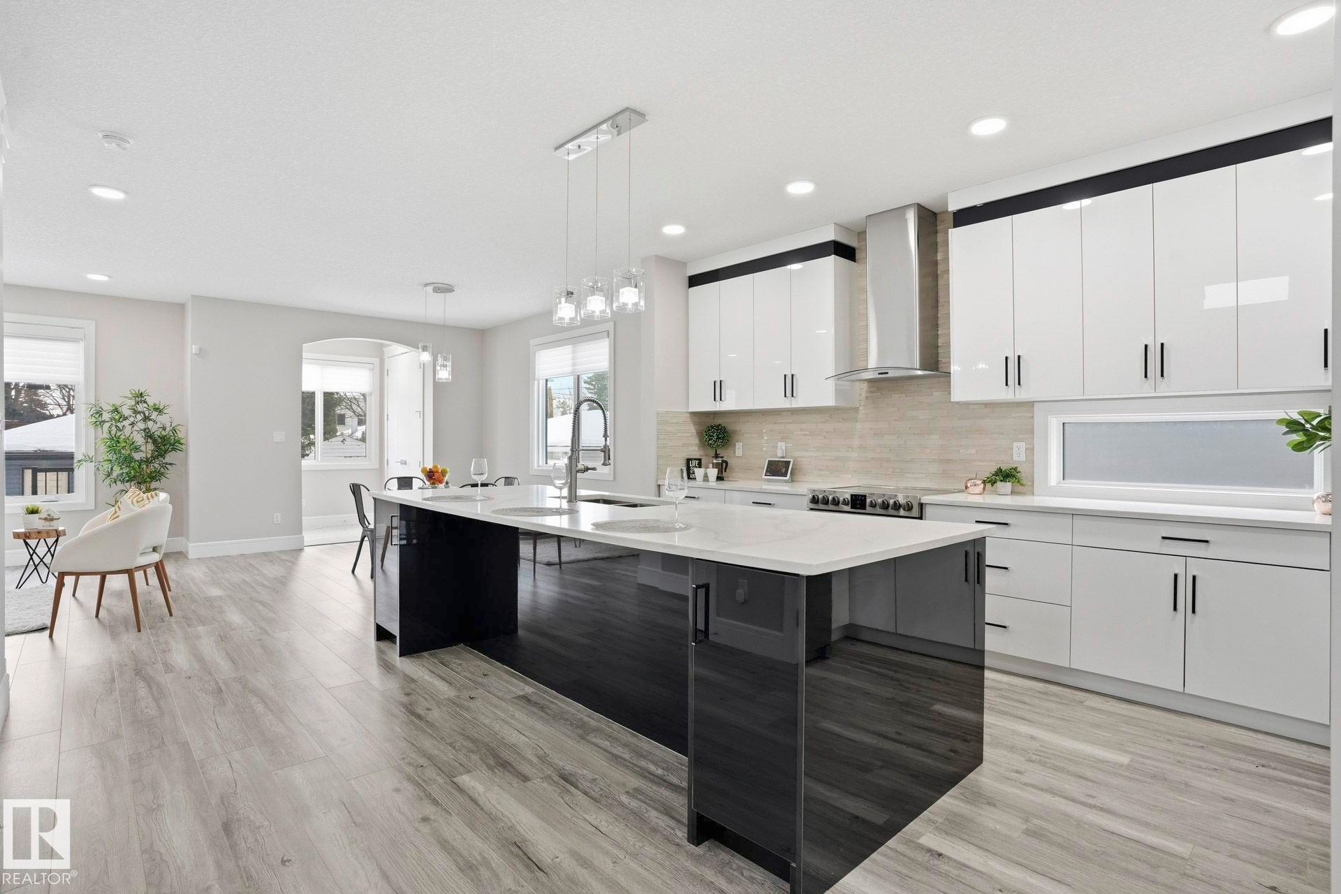 10633 64 Avenue, Edmonton, AB - Indoor Photo Showing Kitchen With Upgraded Kitchen