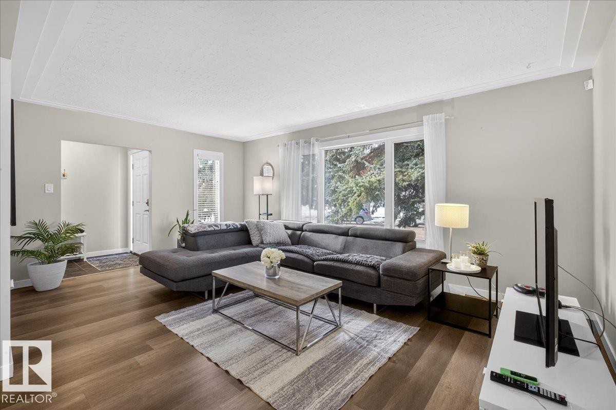 9909 77 Street, Edmonton, AB - Indoor Photo Showing Living Room