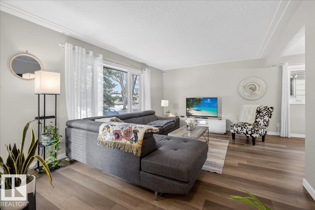 9909 77 Street, Edmonton, AB - Indoor Photo Showing Living Room