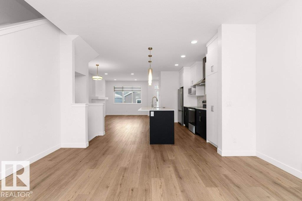 1529 Plum Circle, Edmonton, AB - Indoor Photo Showing Kitchen