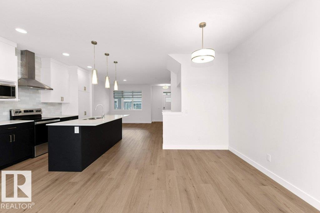 1529 Plum Circle, Edmonton, AB - Indoor Photo Showing Kitchen With Upgraded Kitchen