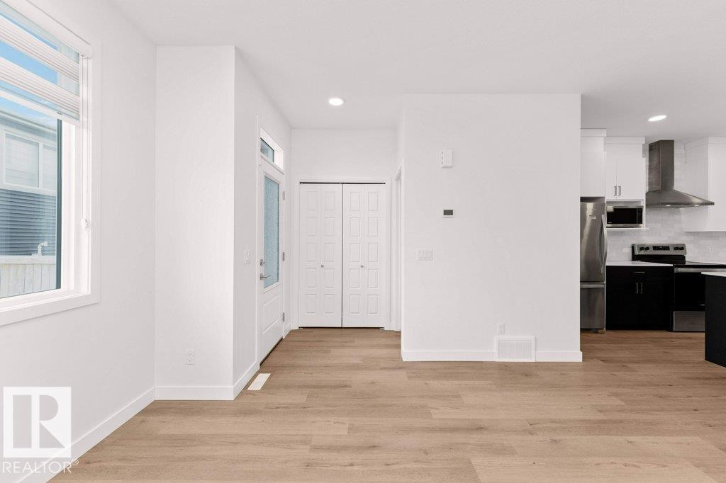 1529 Plum Circle, Edmonton, AB - Indoor Photo Showing Kitchen