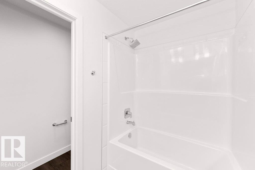 1529 Plum Circle, Edmonton, AB - Indoor Photo Showing Bathroom
