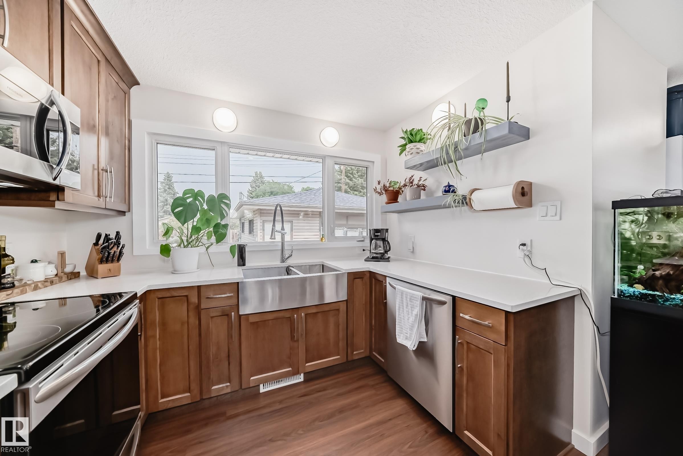 29 Sunset Boulevard, St. Albert, AB - Indoor Photo Showing Kitchen With Double Sink