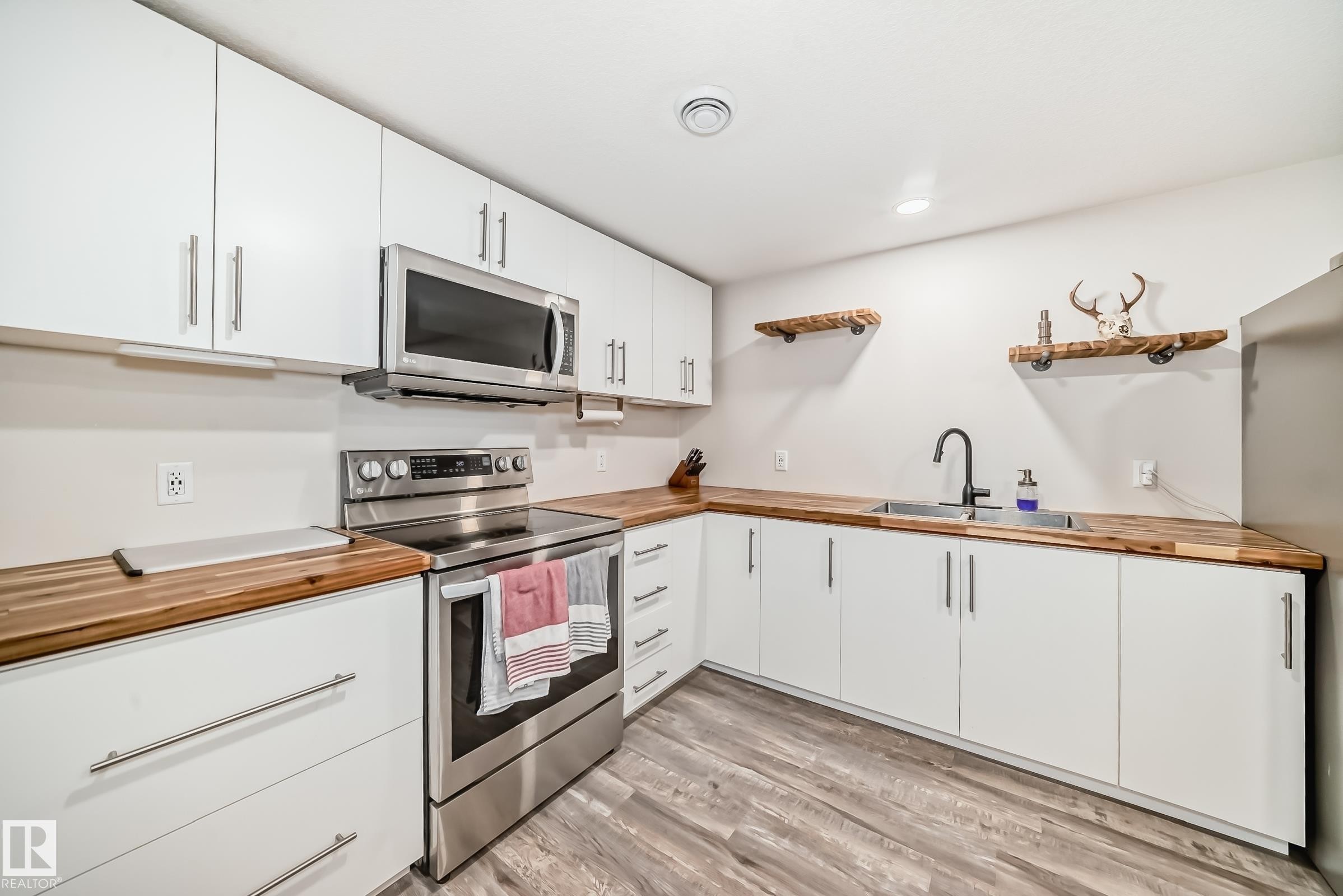 29 Sunset Boulevard, St. Albert, AB - Indoor Photo Showing Kitchen