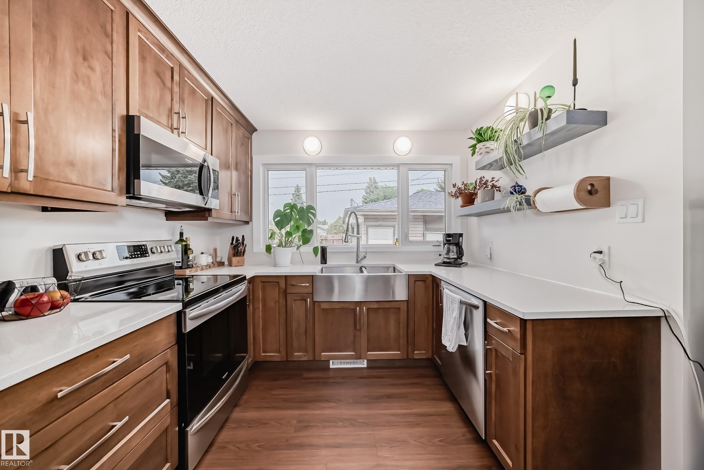 29 Sunset Boulevard, St. Albert, AB - Indoor Photo Showing Kitchen With Double Sink