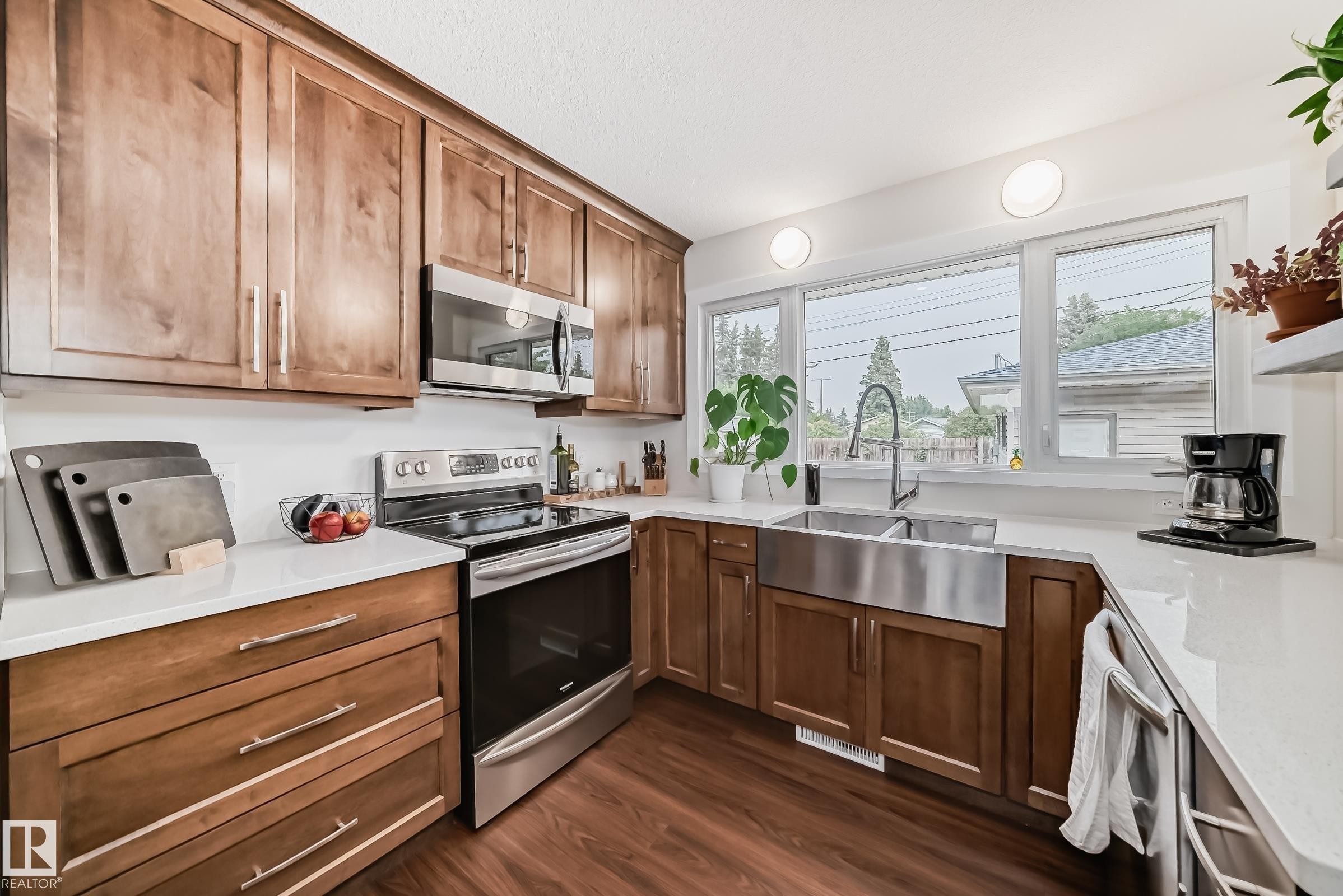 29 Sunset Boulevard, St. Albert, AB - Indoor Photo Showing Kitchen With Double Sink