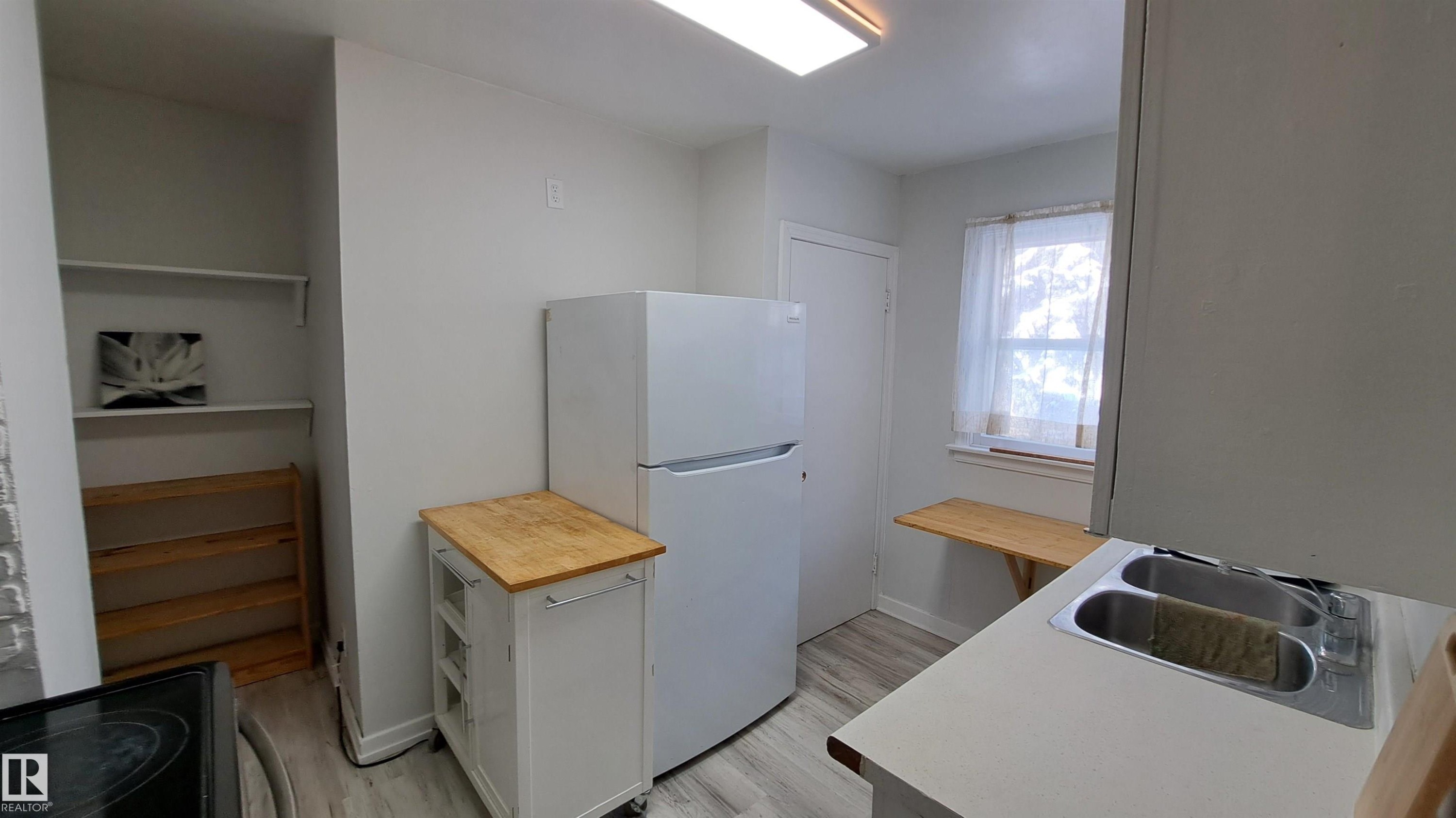 10830 68 Avenue, Edmonton, AB - Indoor