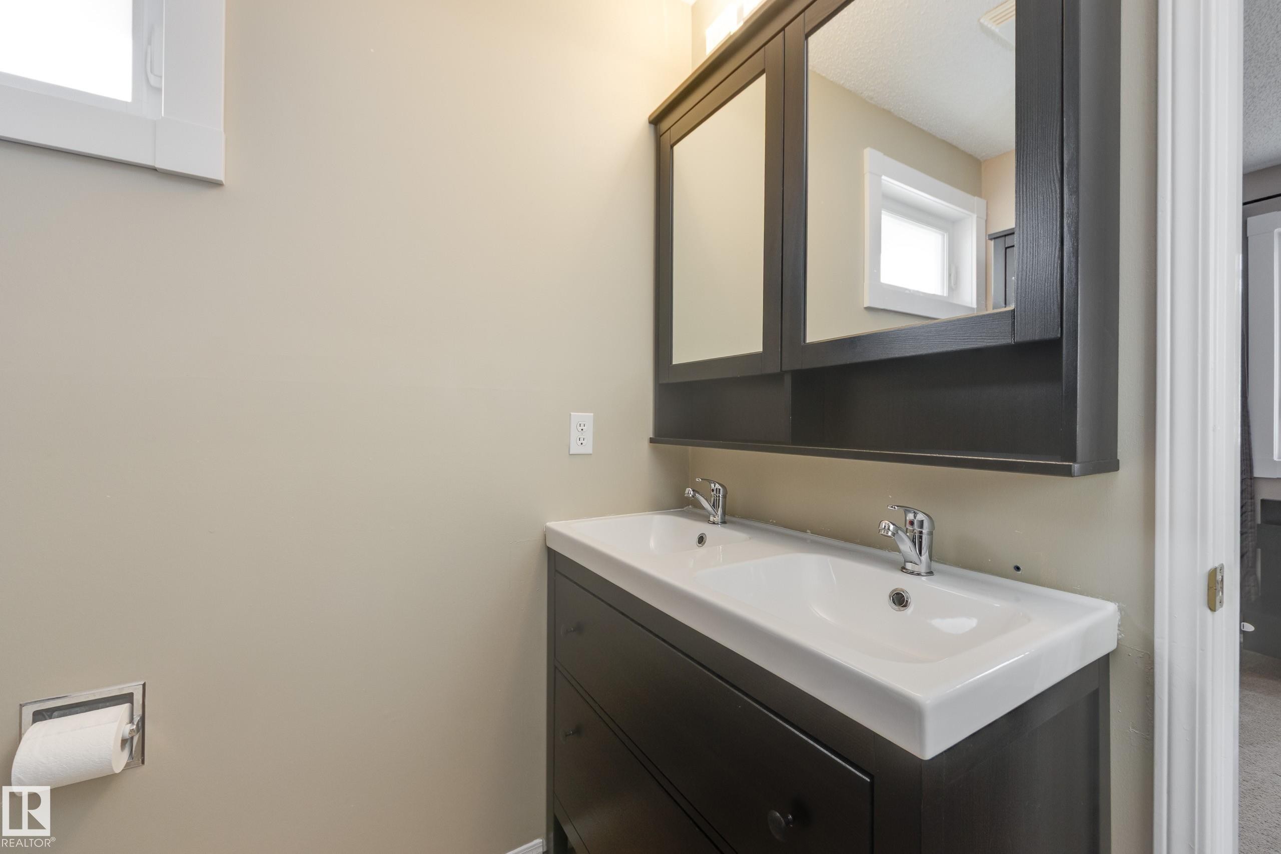 18812 93 Avenue, Edmonton, AB - Indoor Photo Showing Bathroom
