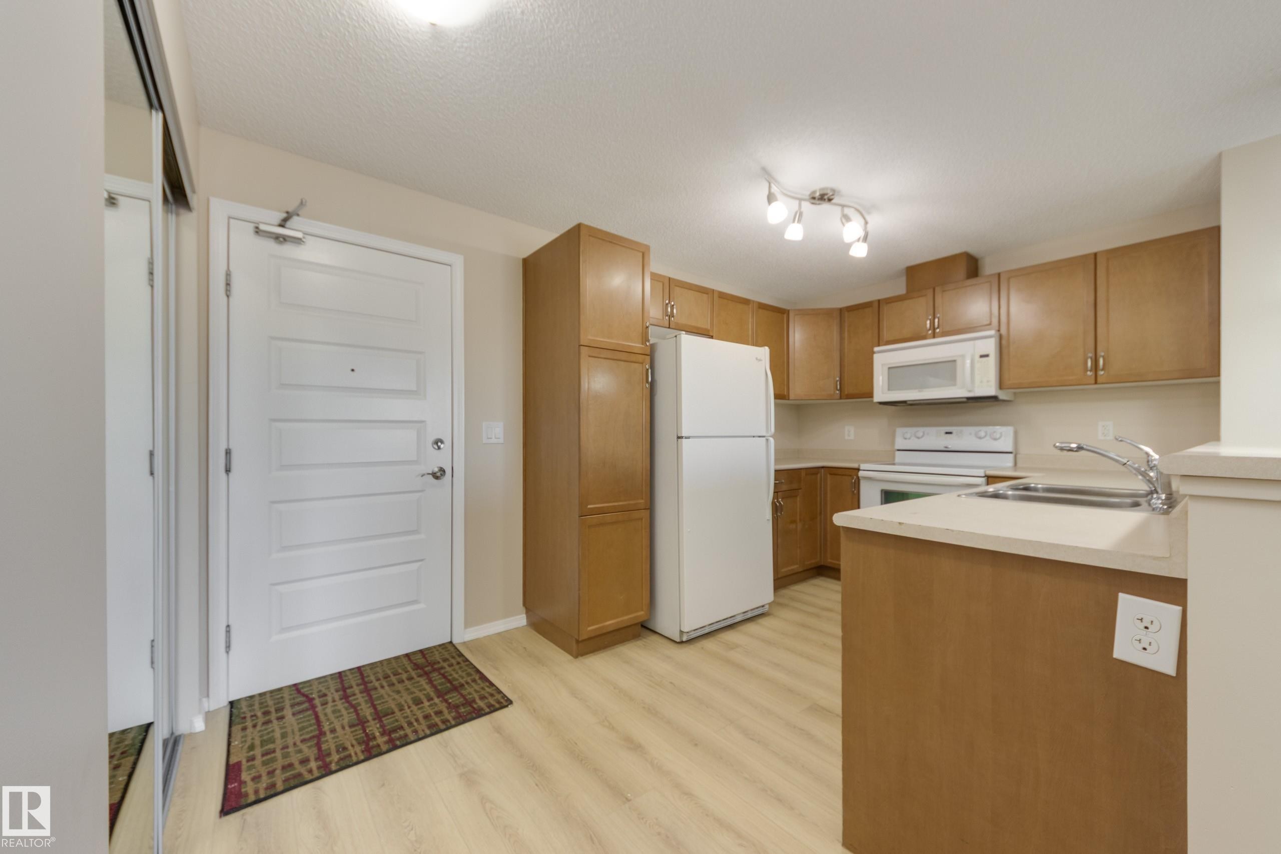 404 6070 Schonsee Way, Edmonton, AB - Indoor Photo Showing Kitchen With Double Sink