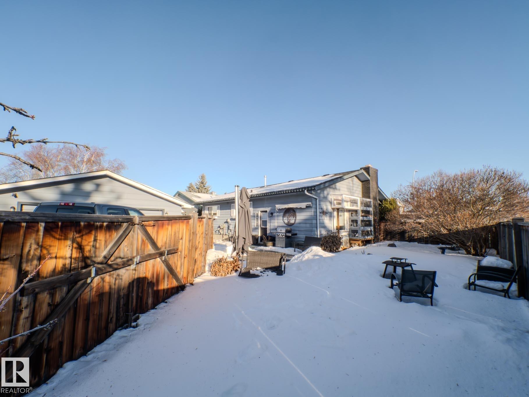 View of yard layered in snow - 3204 113B Street, Edmonton, AB - Outdoor