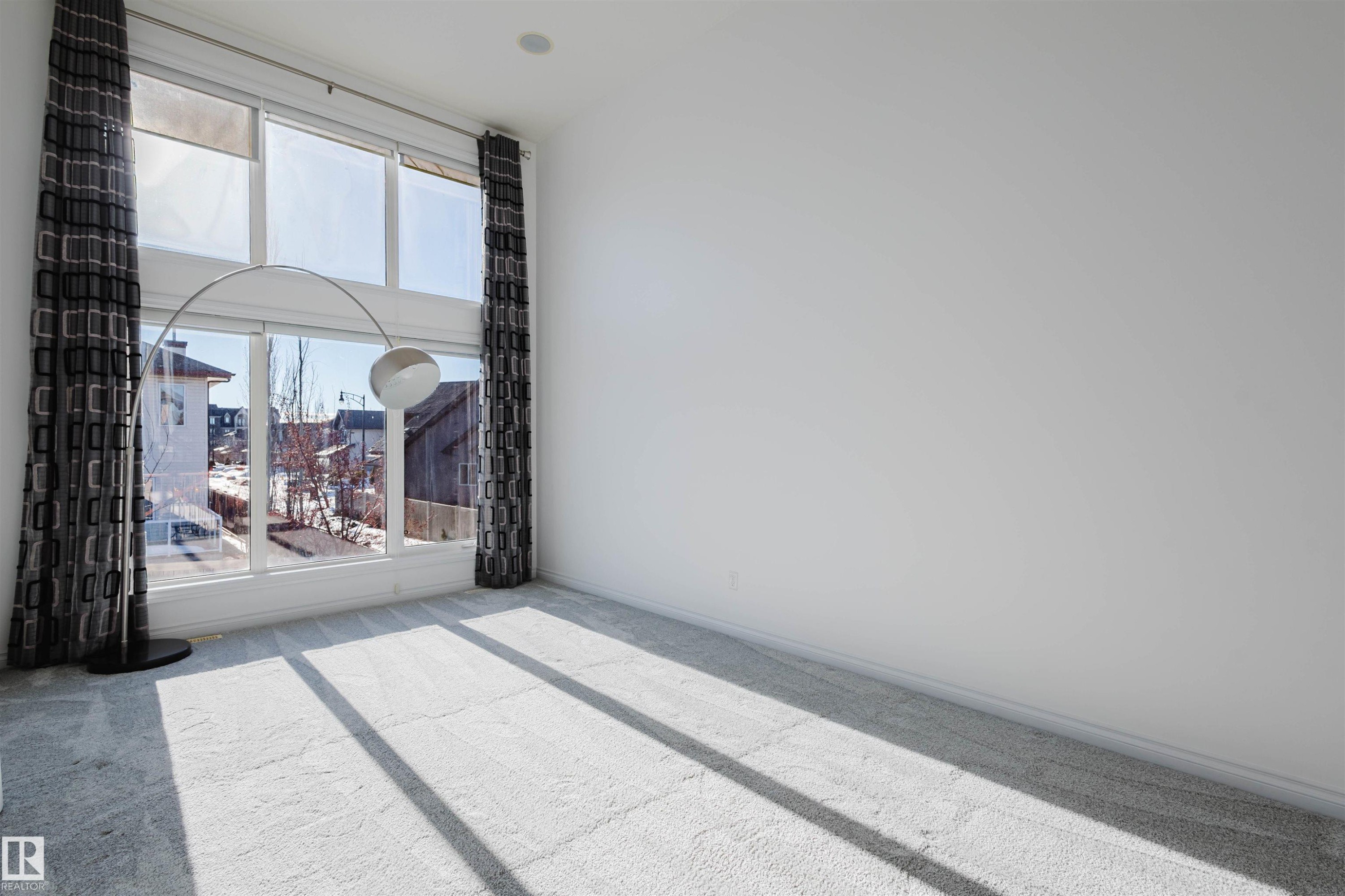 Unfurnished room with carpet floors and baseboards - 3547 Mclay Crescent, Edmonton, AB - Photo Showing Other Room